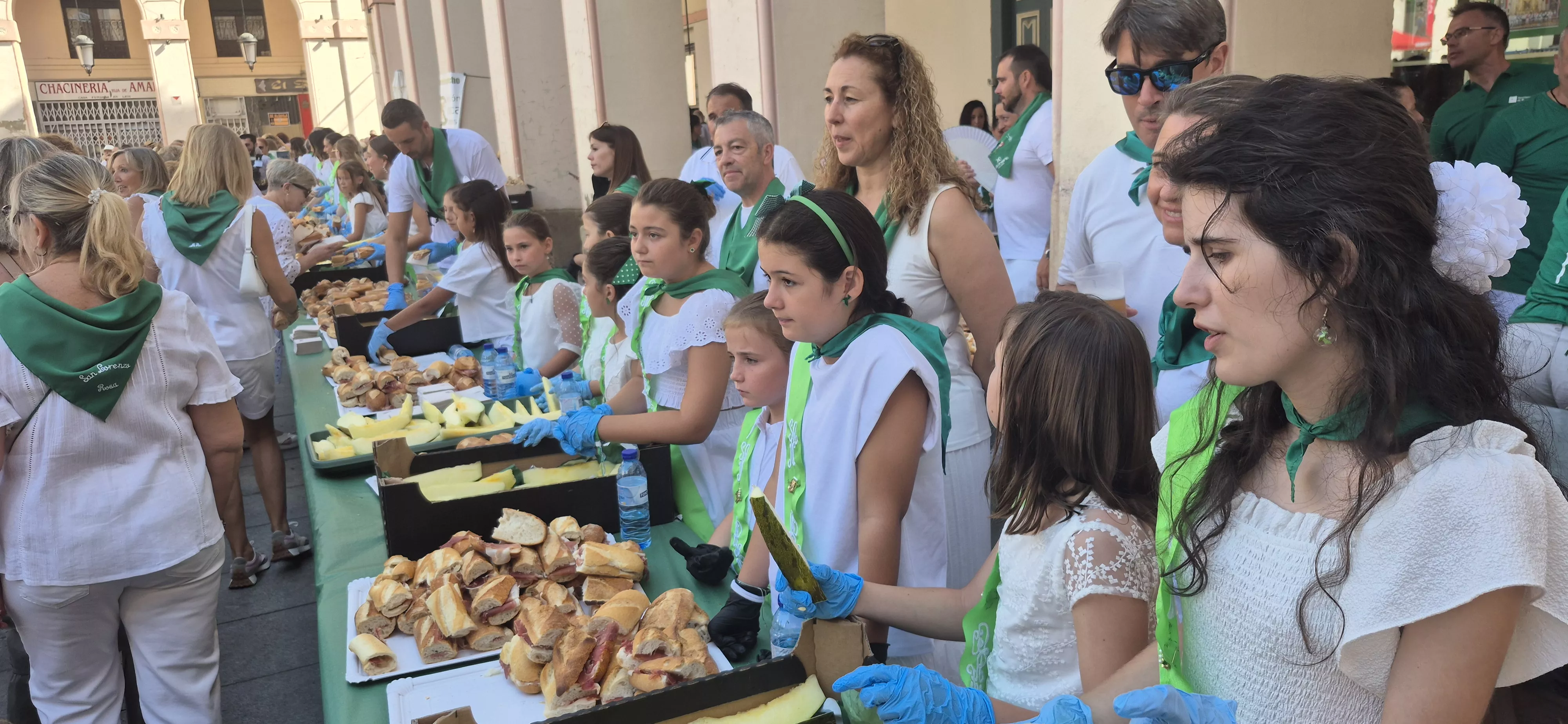 Reparto de jamón y melón en la Fiesta del Comercio. Foto Myriam Martínez