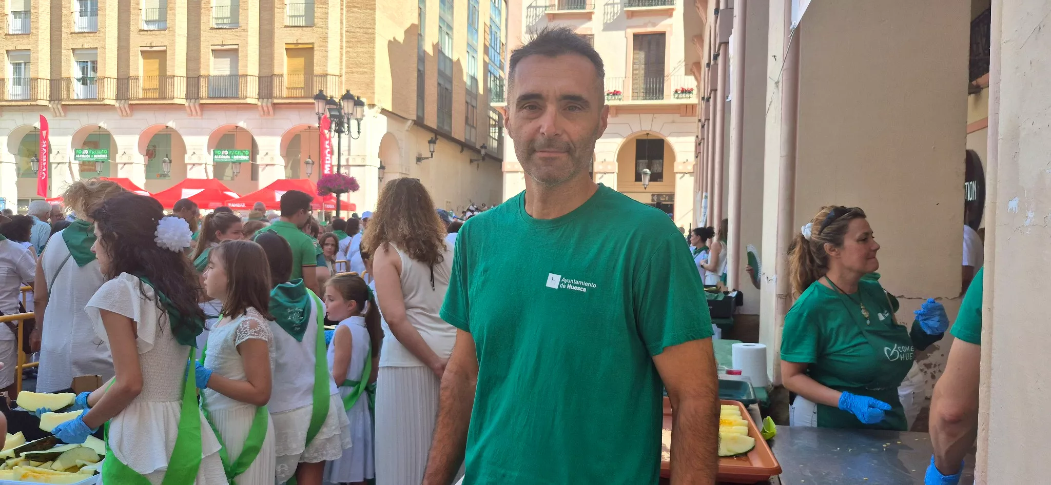 Reparto de jamón y melón en la Fiesta del Comercio. Foto Myriam Martínez
