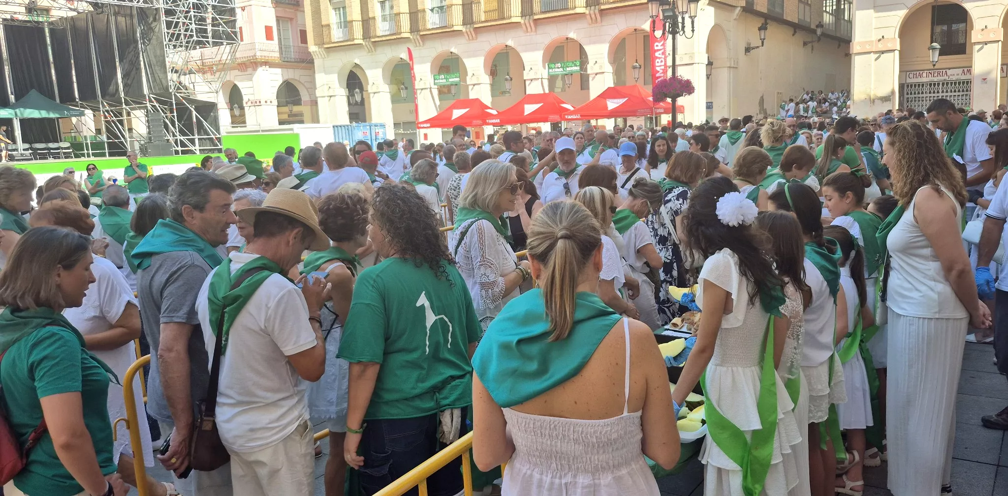 Reparto de jamón y melón en la Fiesta del Comercio. Foto Myriam Martínez