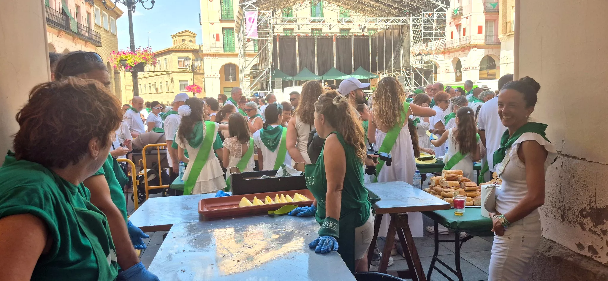 Reparto de jamón y melón en la Fiesta del Comercio. Foto Myriam Martínez