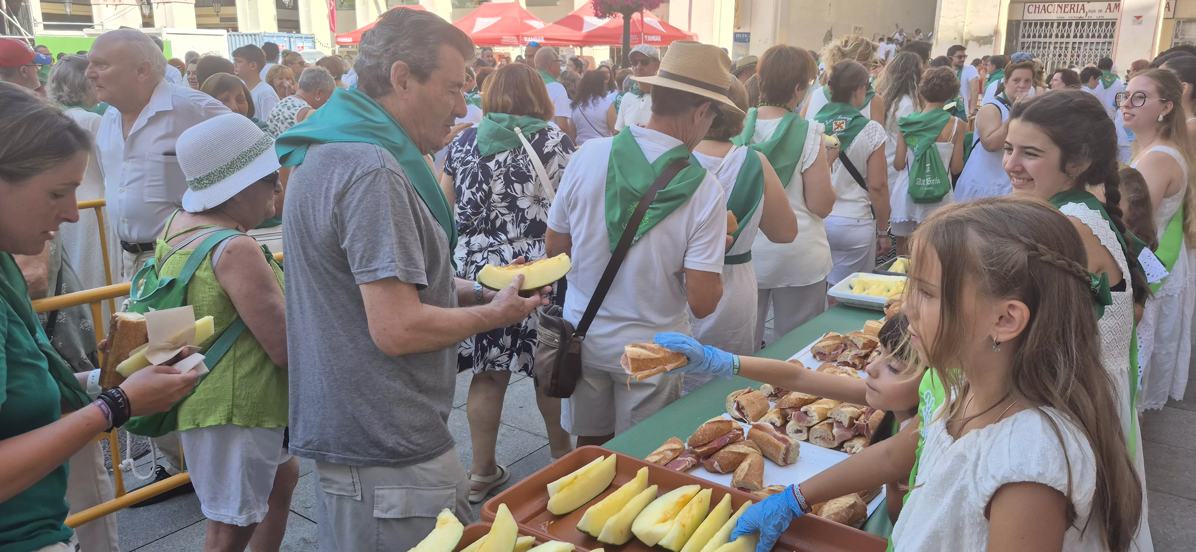 Reparto de jamón y melón en la Fiesta del Comercio. Foto Myriam Martínez