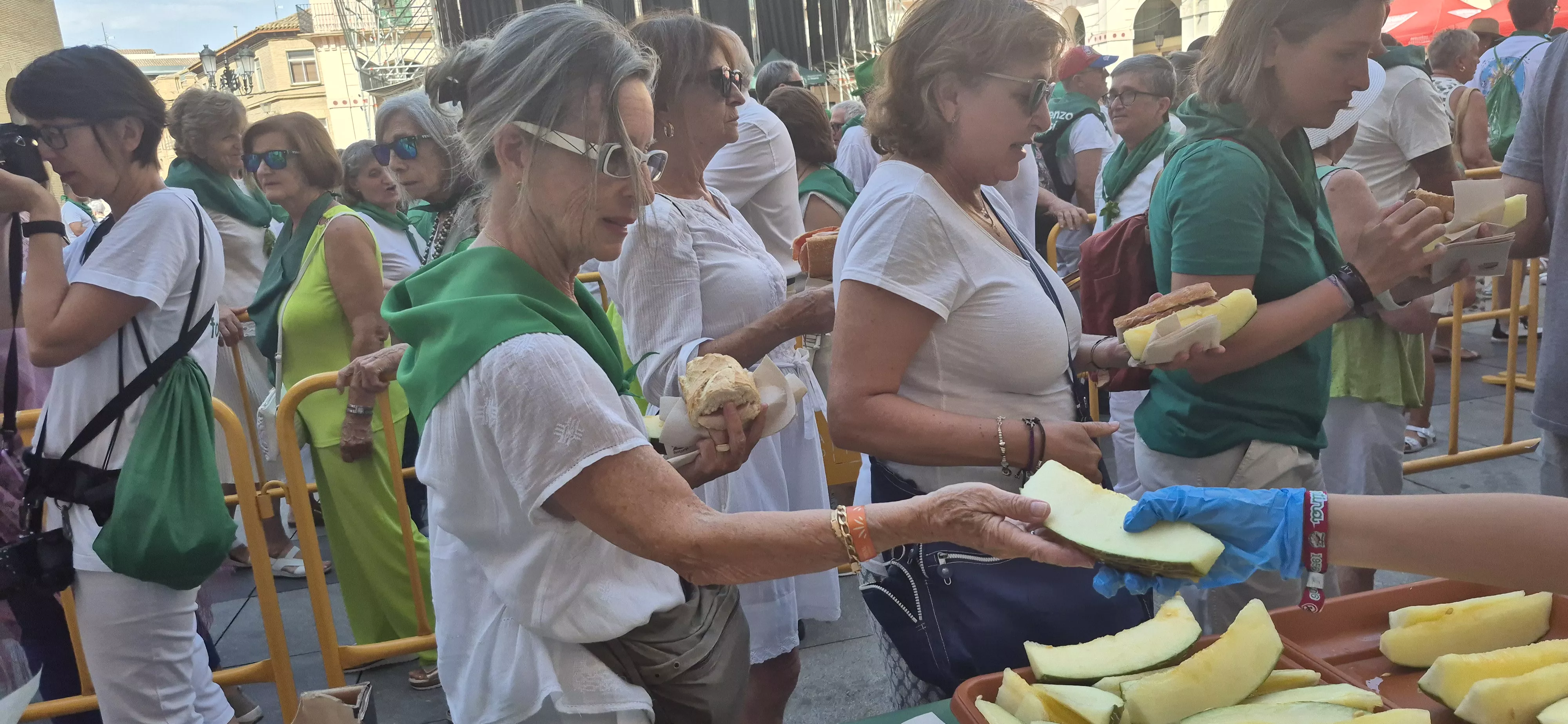 Reparto de jamón y melón en la Fiesta del Comercio. Foto Myriam Martínez