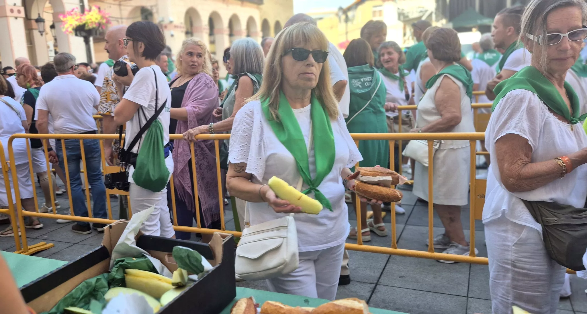 Reparto de jamón y melón en la Fiesta del Comercio. Foto Myriam Martínez