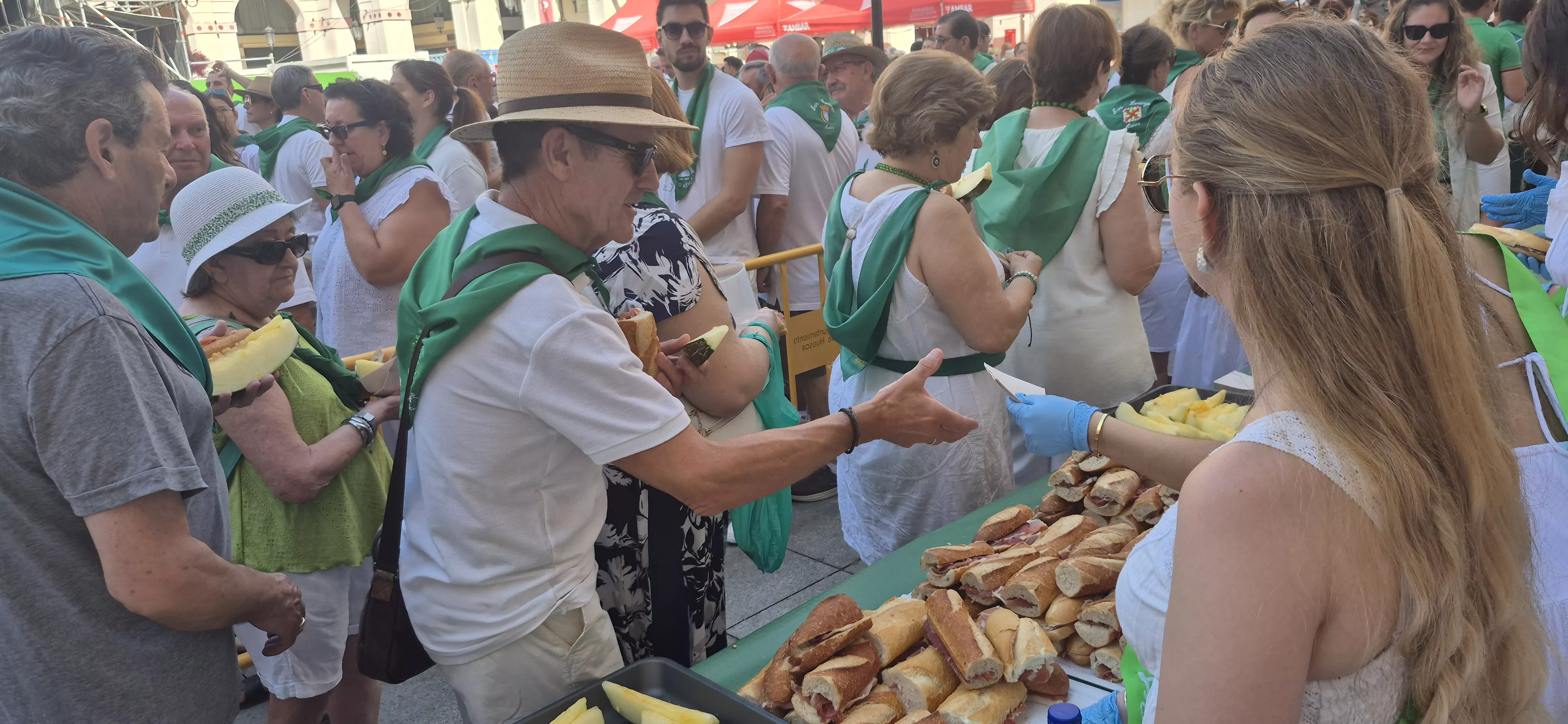 Reparto de jamón y melón en la Fiesta del Comercio. Foto Myriam Martínez