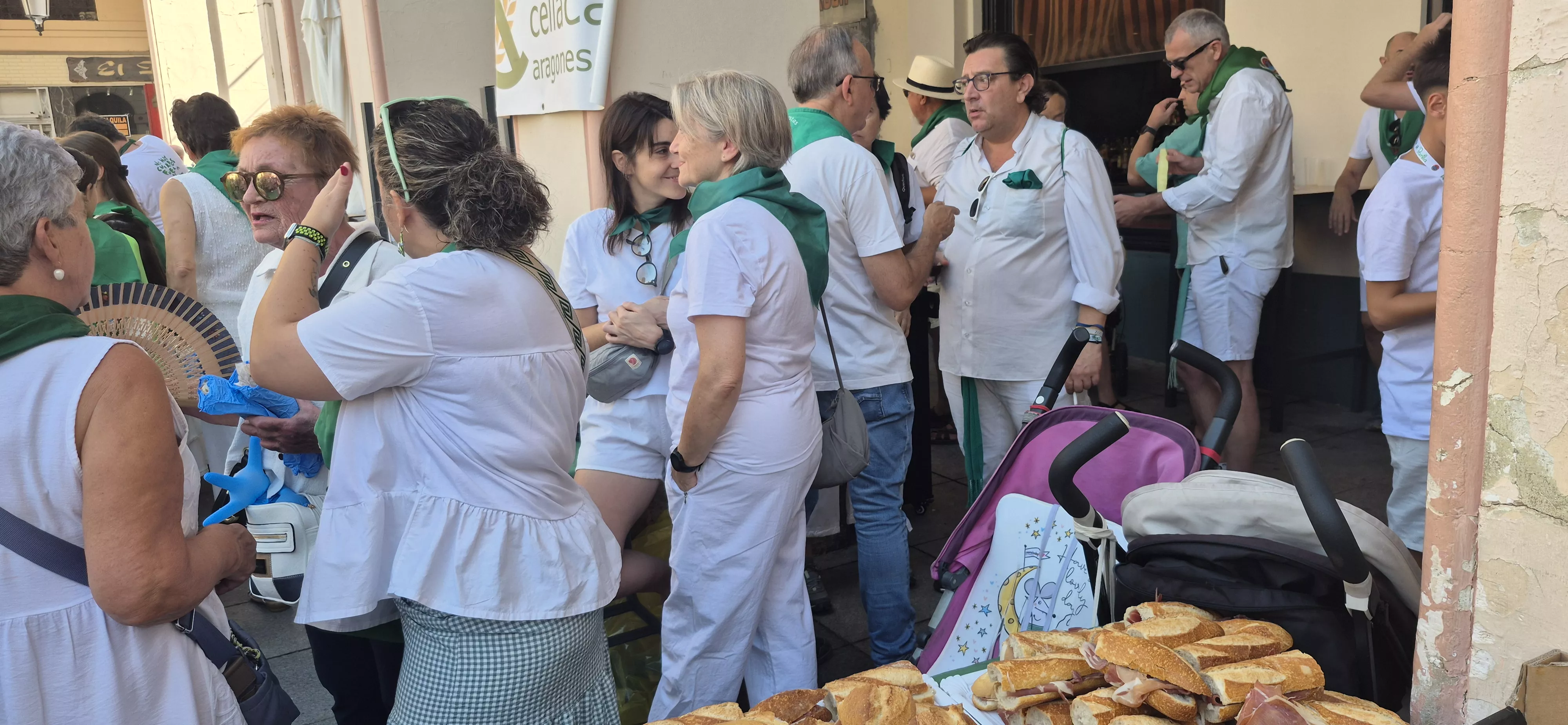 Reparto de jamón y melón en la Fiesta del Comercio. Foto Myriam Martínez