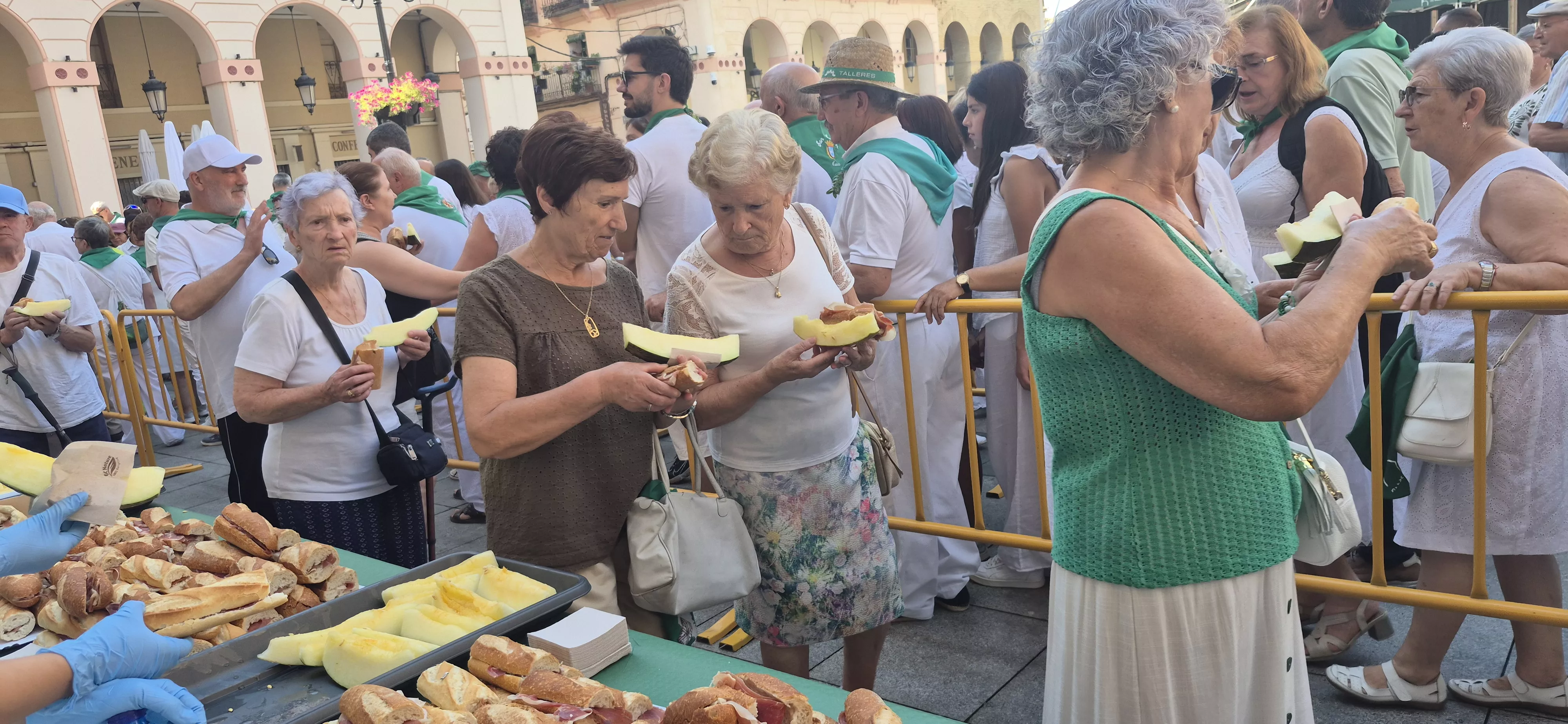 Reparto de jamón y melón en la Fiesta del Comercio. Foto Myriam Martínez