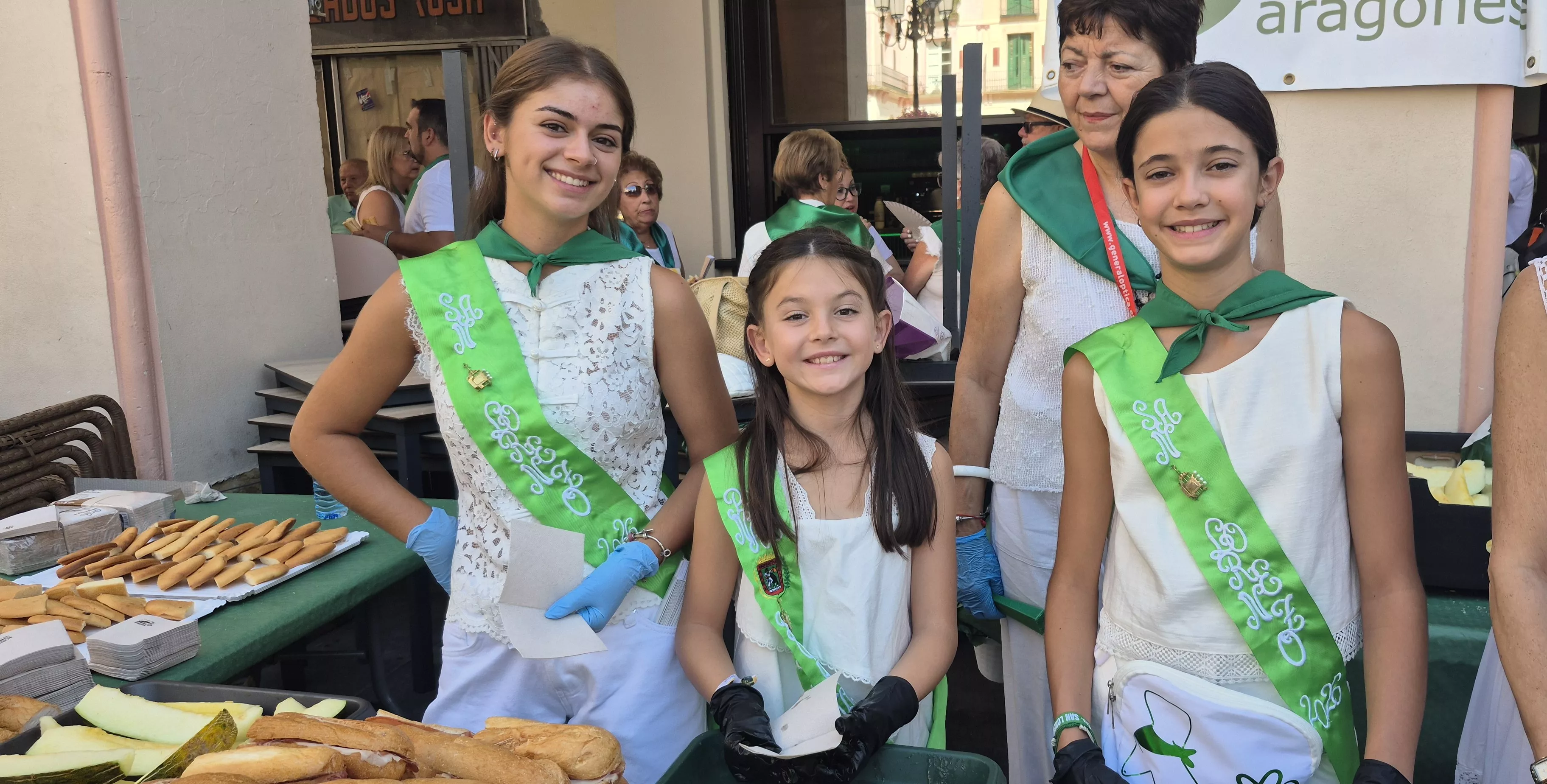 Reparto de jamón y melón en la Fiesta del Comercio. Foto Myriam Martínez