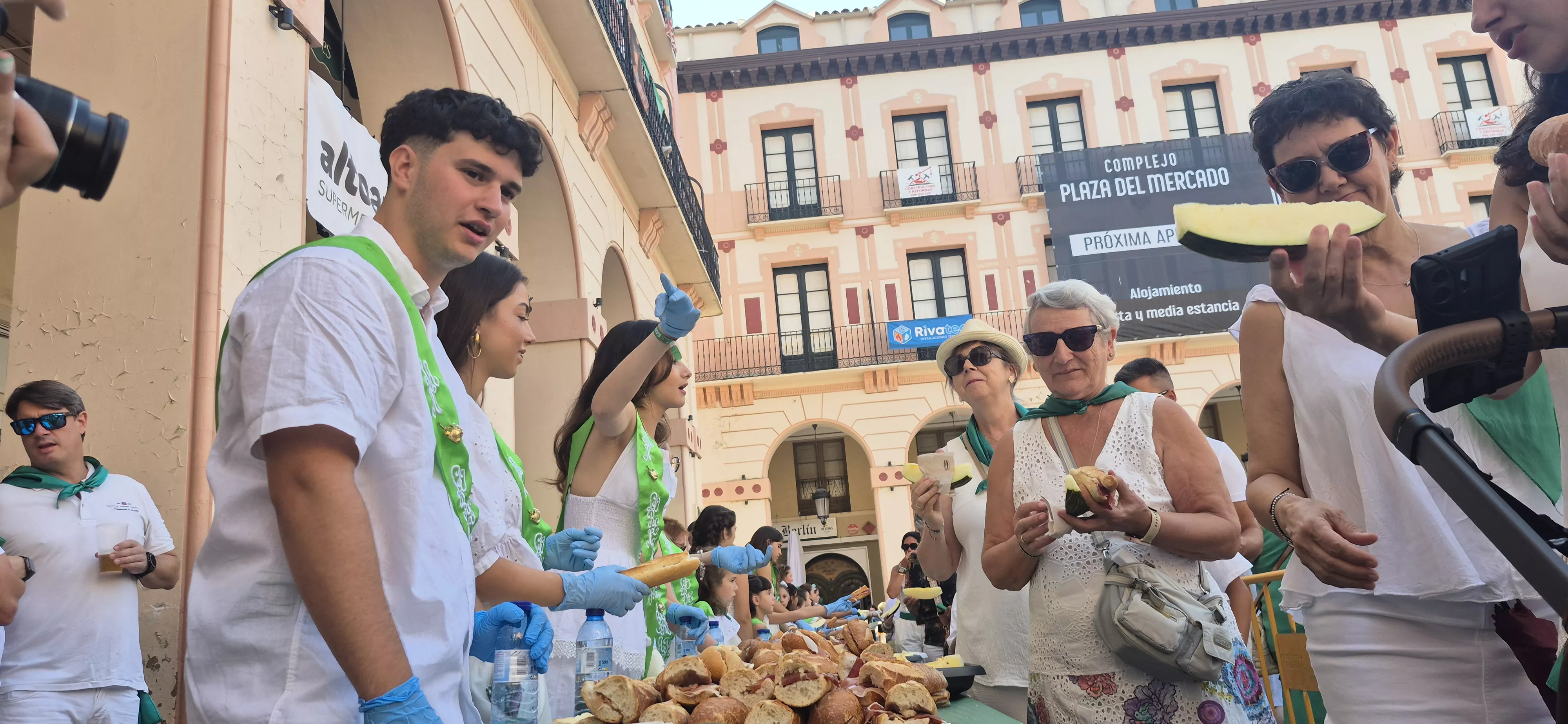Reparto de jamón y melón en la Fiesta del Comercio. Foto Myriam Martínez