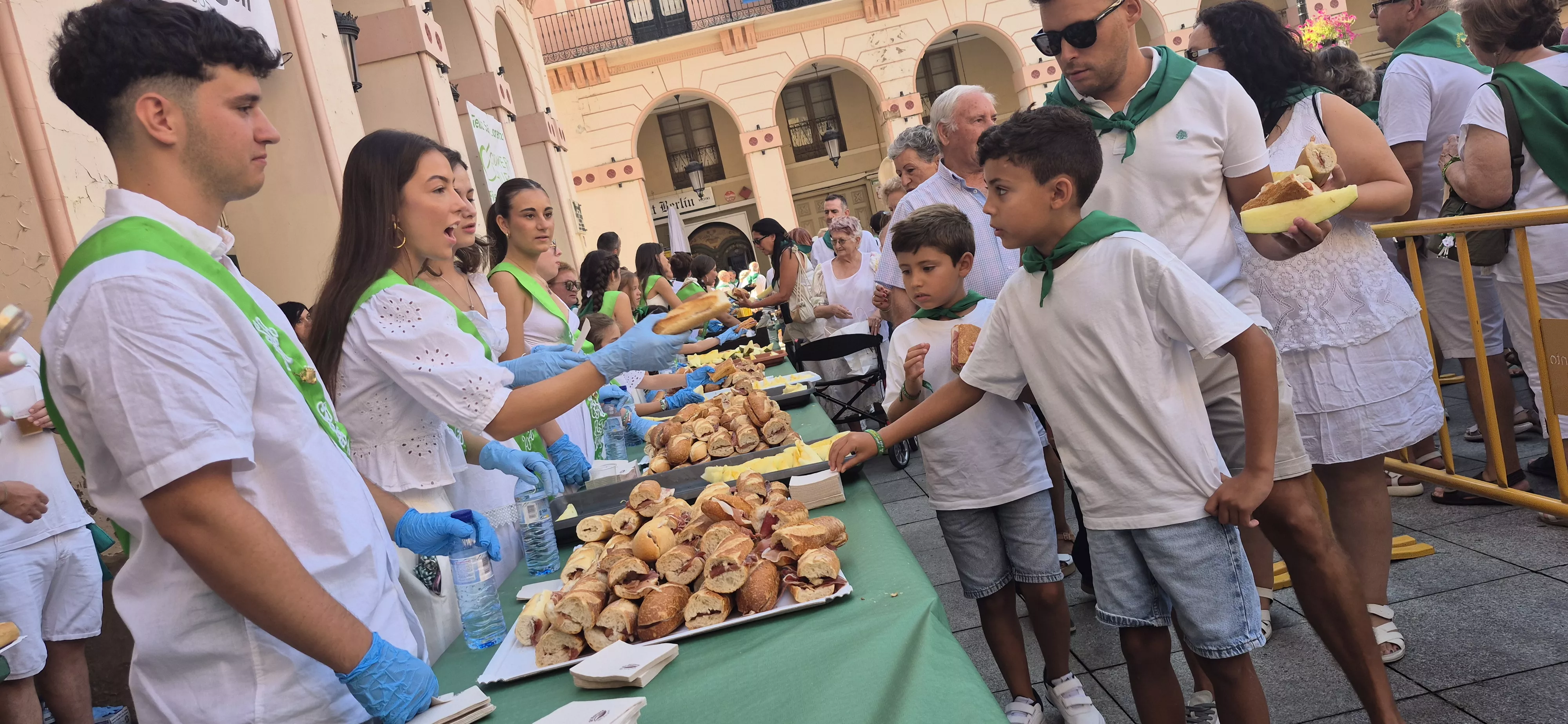 Reparto de jamón y melón en la Fiesta del Comercio. Foto Myriam Martínez