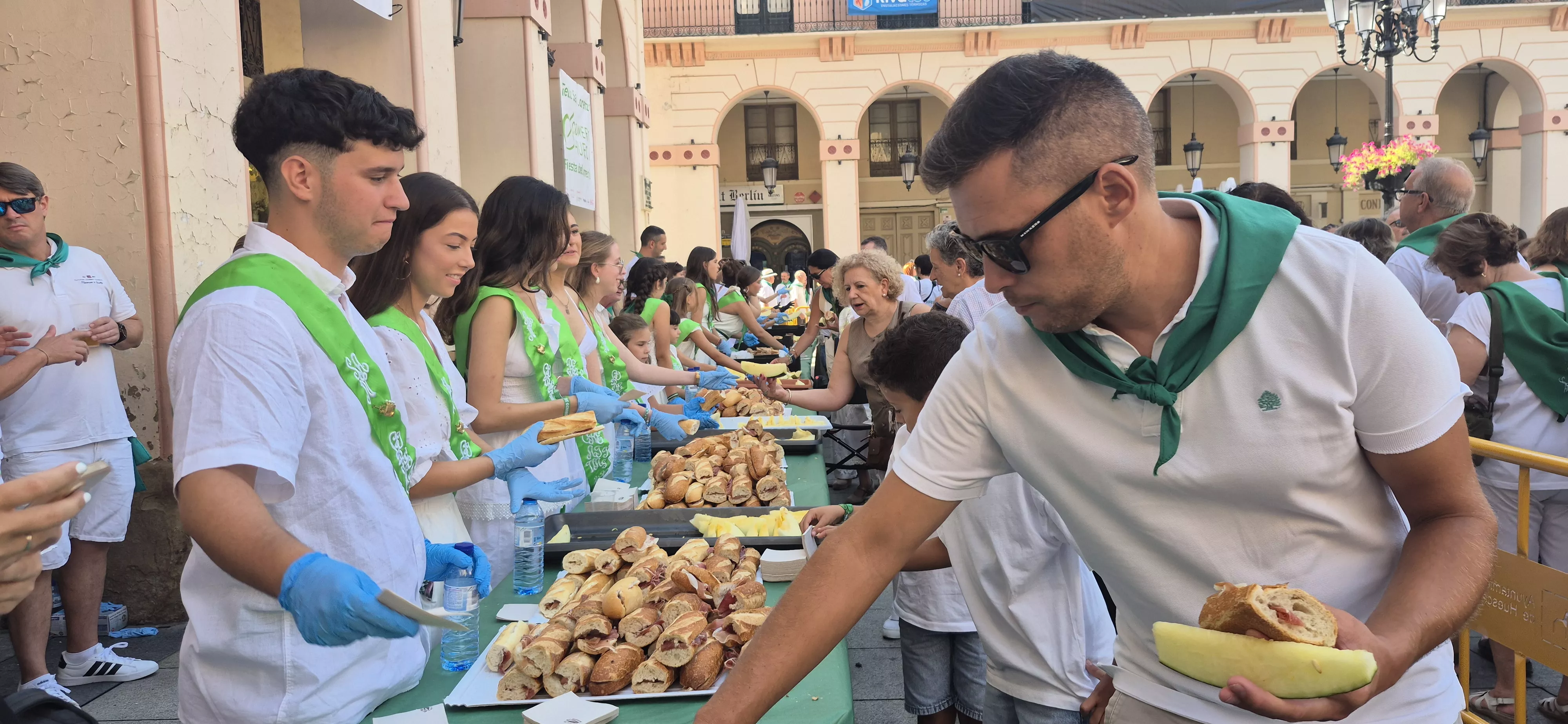 Reparto de jamón y melón en la Fiesta del Comercio. Foto Myriam Martínez