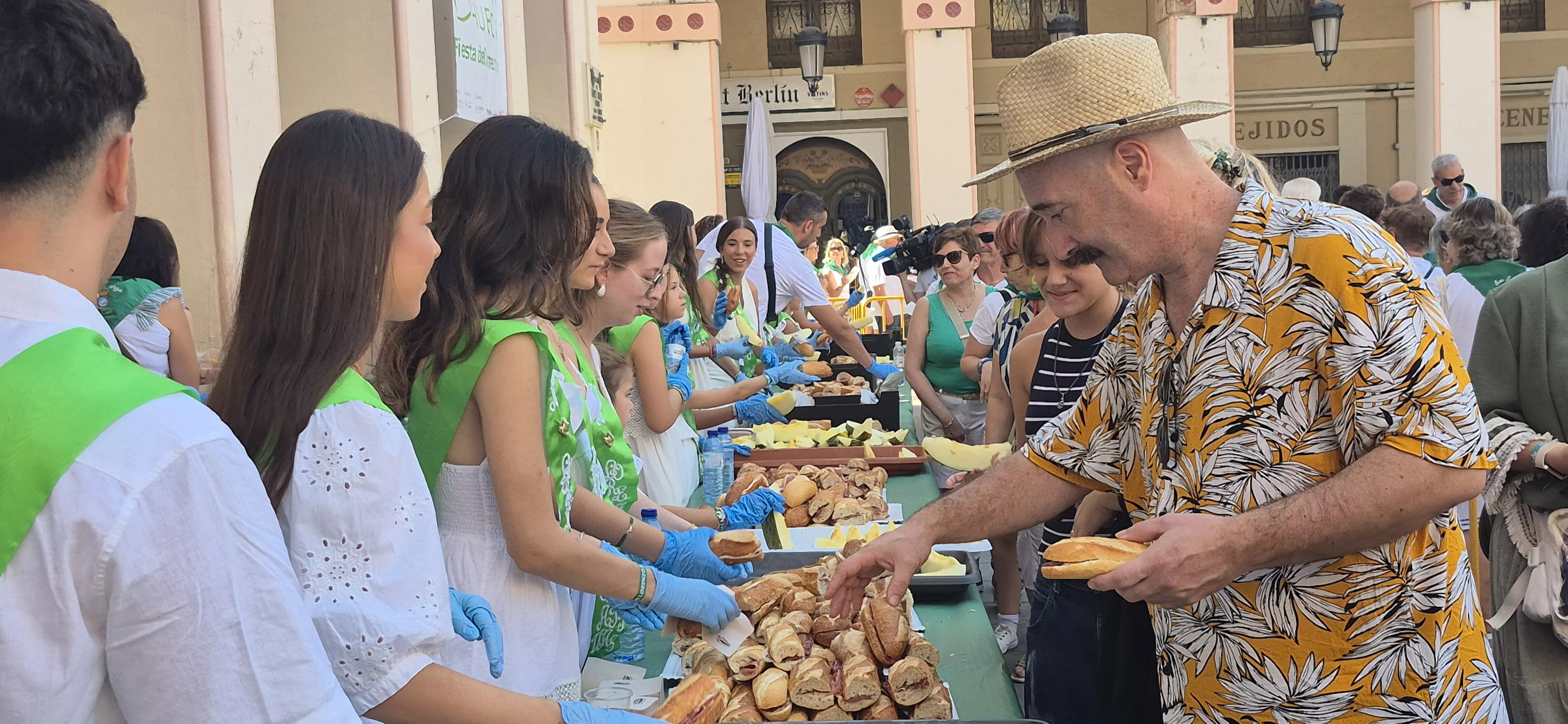 Reparto de jamón y melón en la Fiesta del Comercio. Foto Myriam Martínez