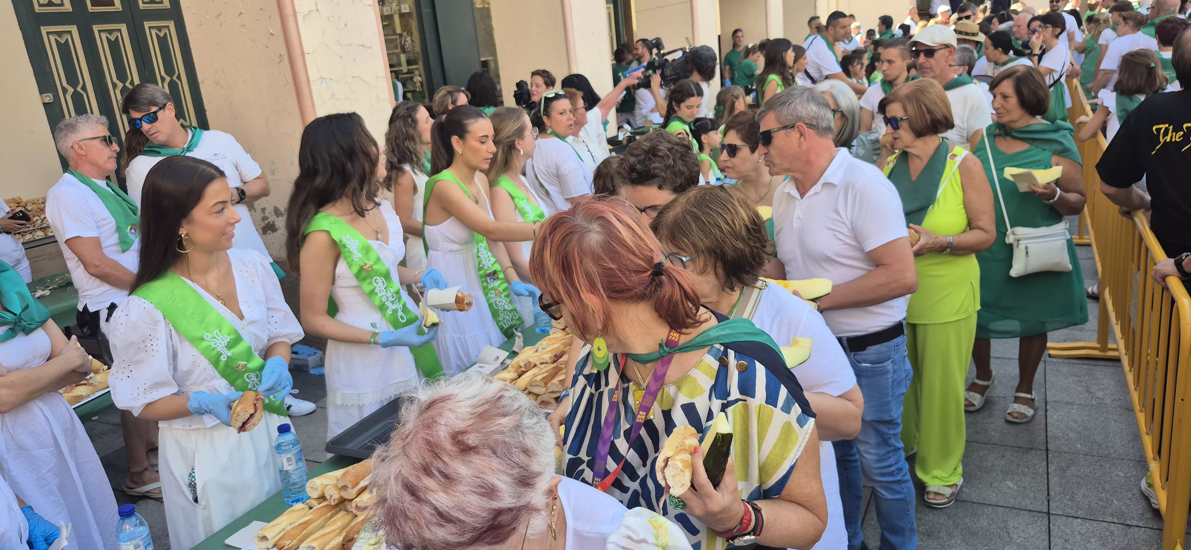 Reparto de jamón y melón en la Fiesta del Comercio. Foto Myriam Martínez
