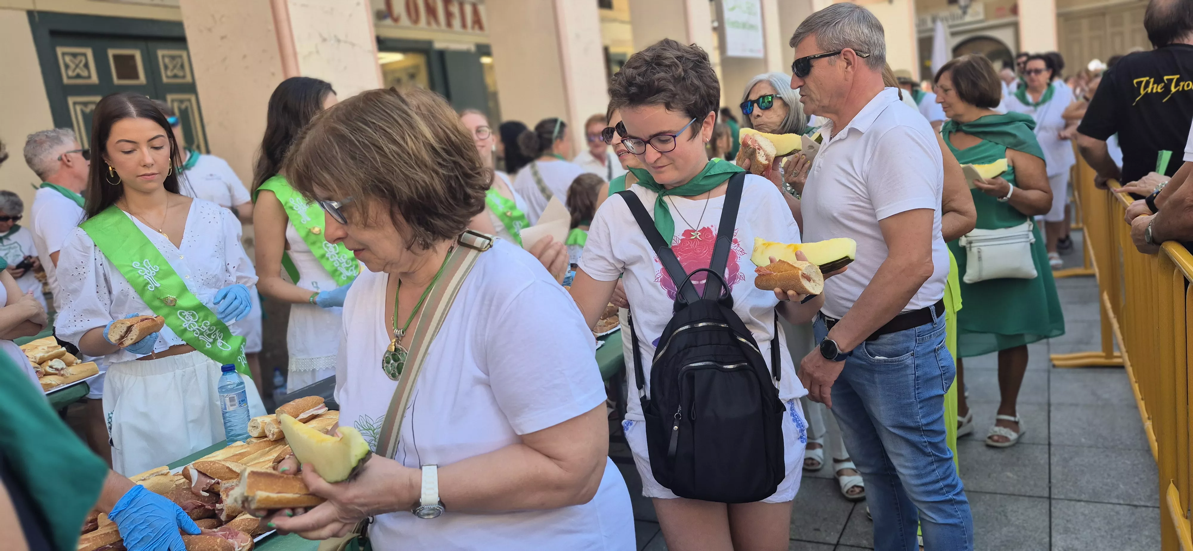 Reparto de jamón y melón en la Fiesta del Comercio. Foto Myriam Martínez
