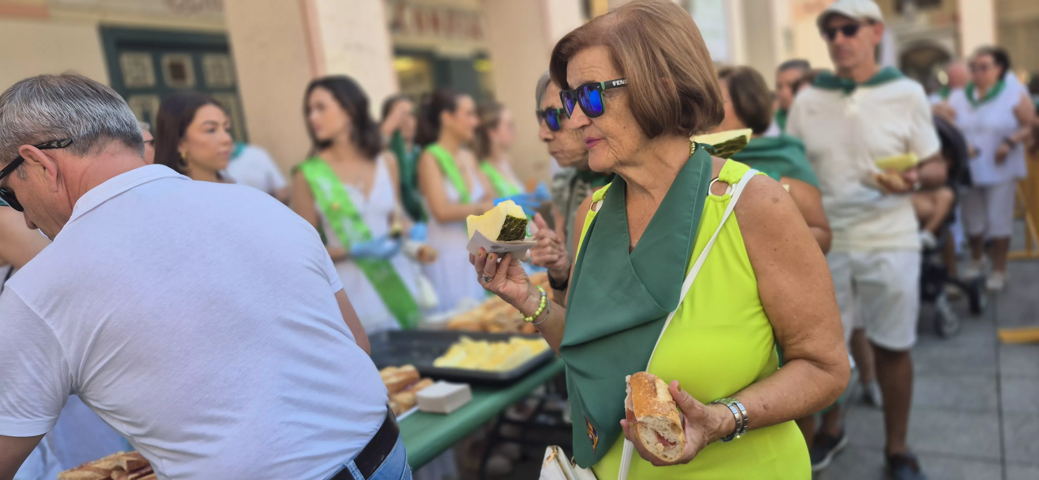 Reparto de jamón y melón en la Fiesta del Comercio. Foto Myriam Martínez