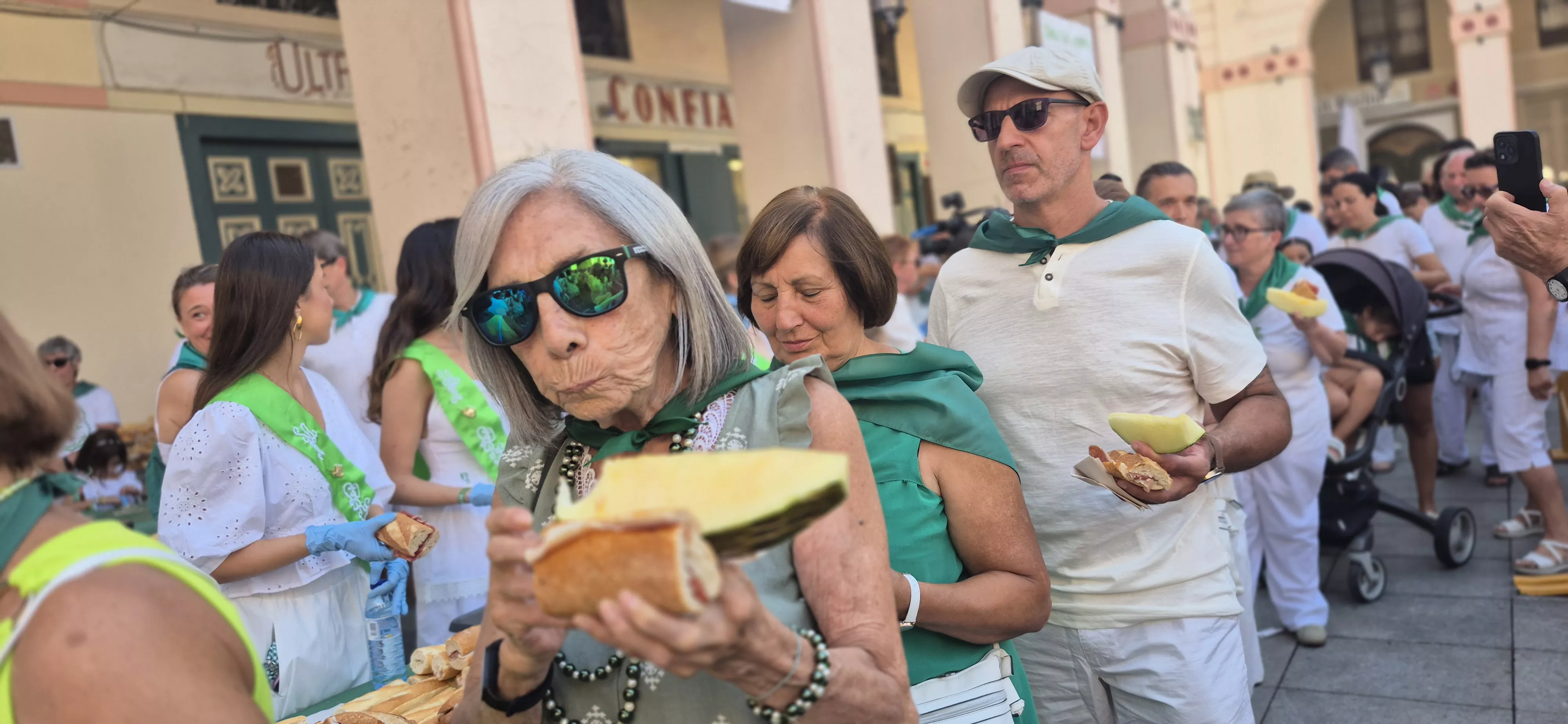 Reparto de jamón y melón en la Fiesta del Comercio. Foto Myriam Martínez