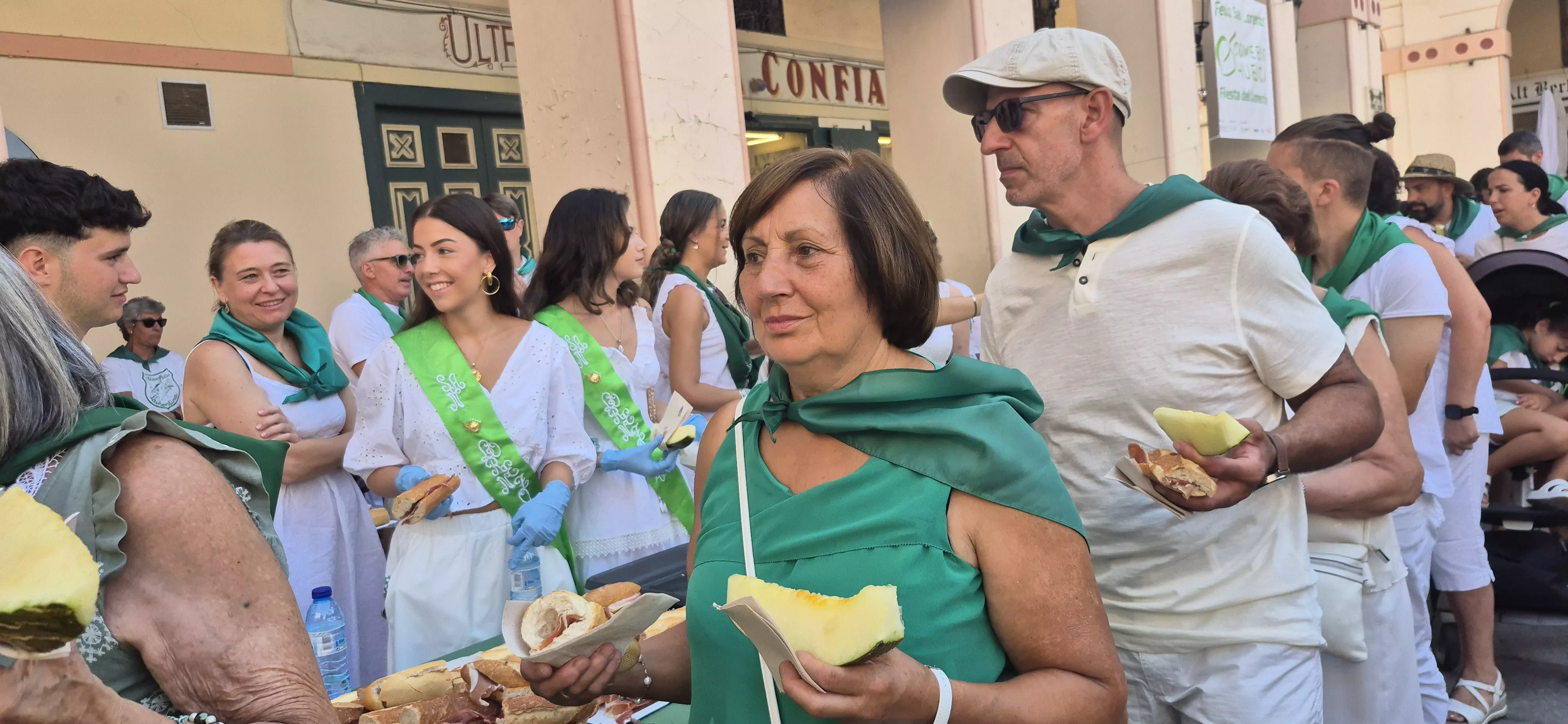 Reparto de jamón y melón en la Fiesta del Comercio. Foto Myriam Martínez