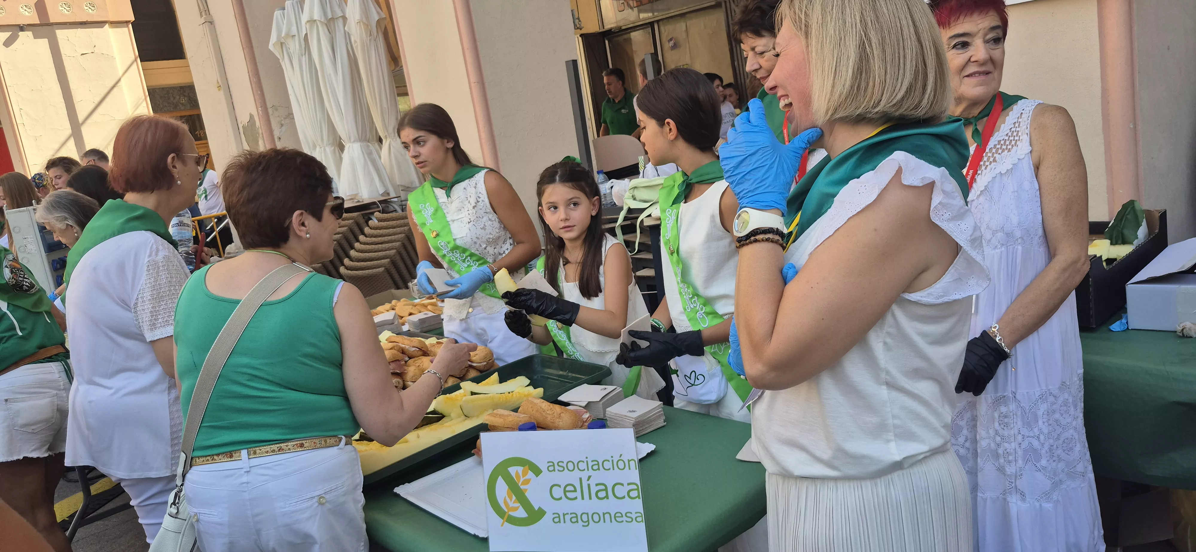 Reparto de jamón y melón en la Fiesta del Comercio. Foto Myriam Martínez