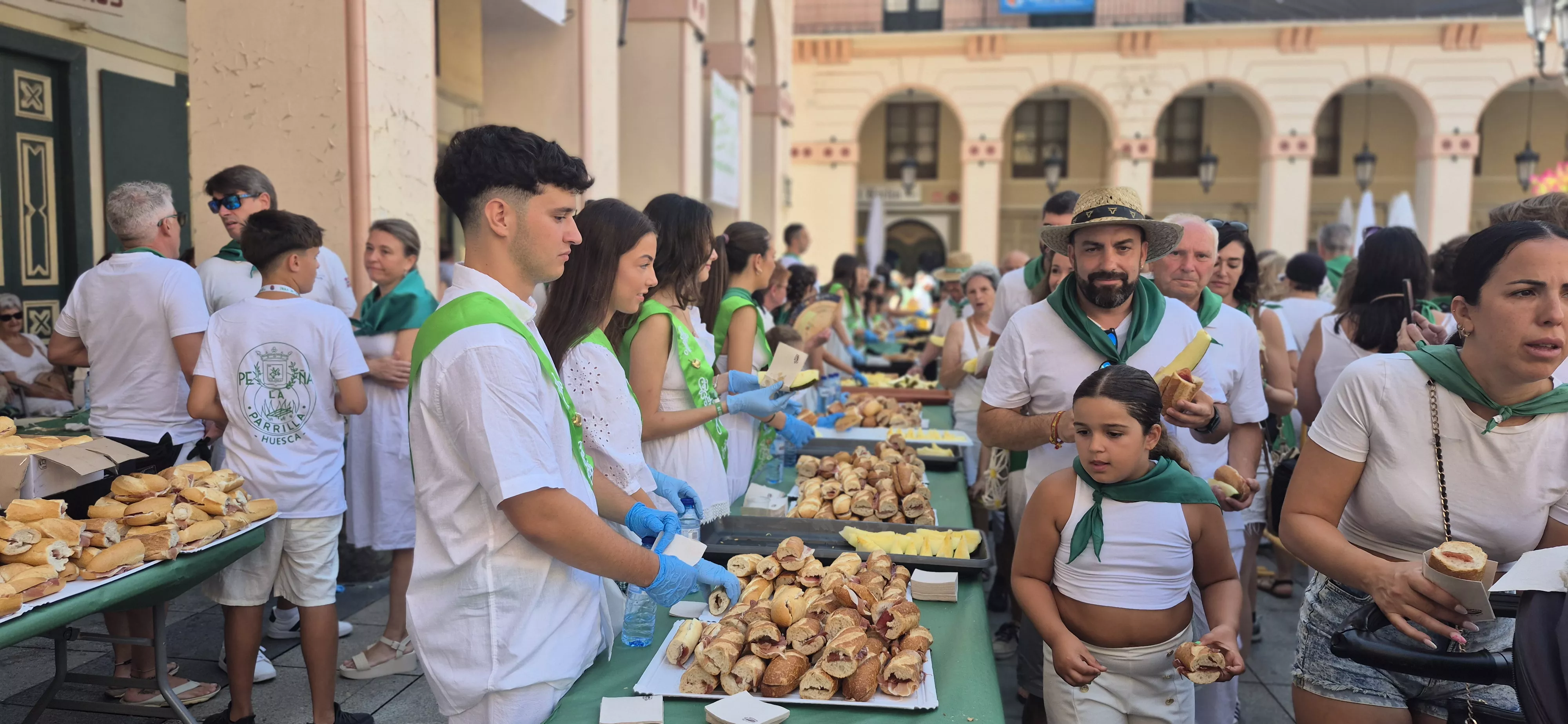 Reparto de jamón y melón en la Fiesta del Comercio. Foto Myriam Martínez