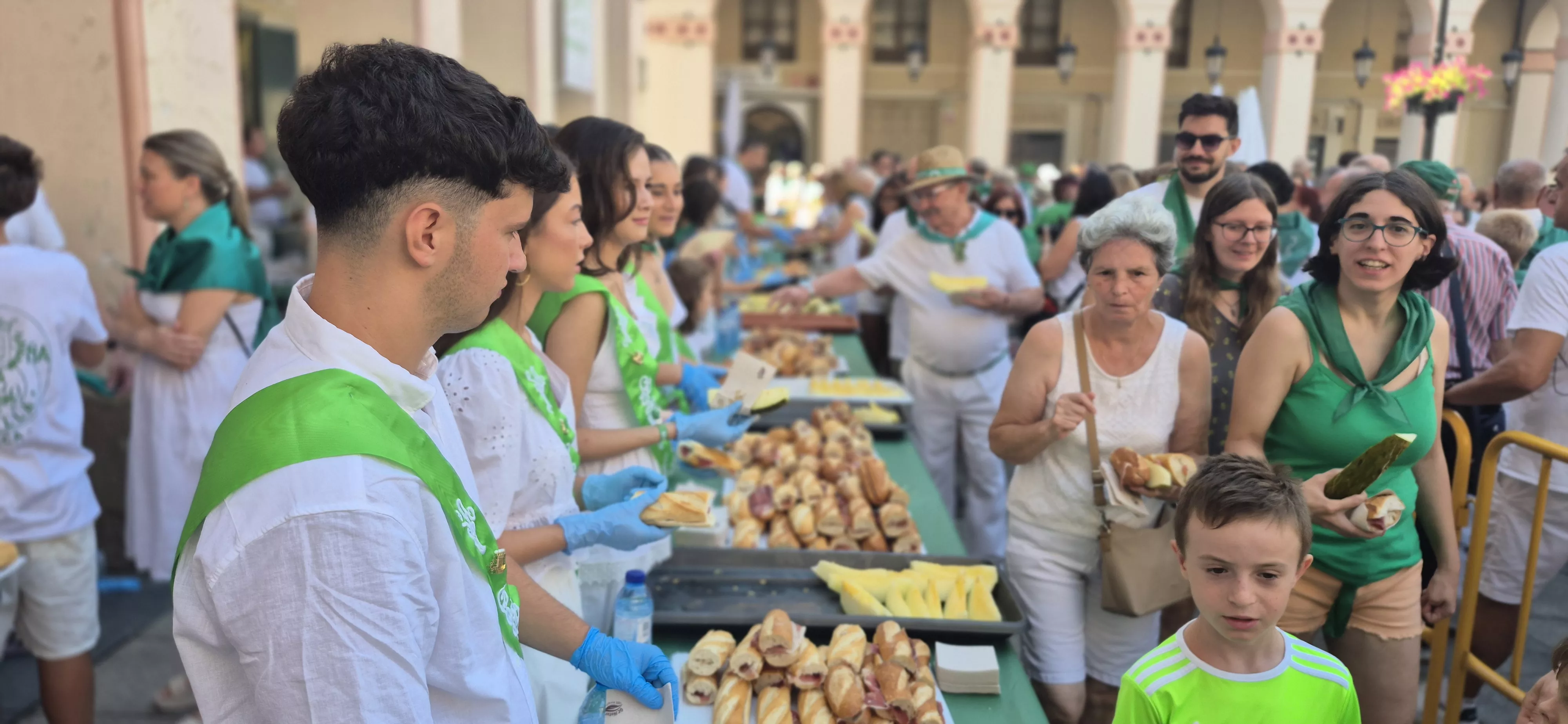 Reparto de jamón y melón en la Fiesta del Comercio. Foto Myriam Martínez