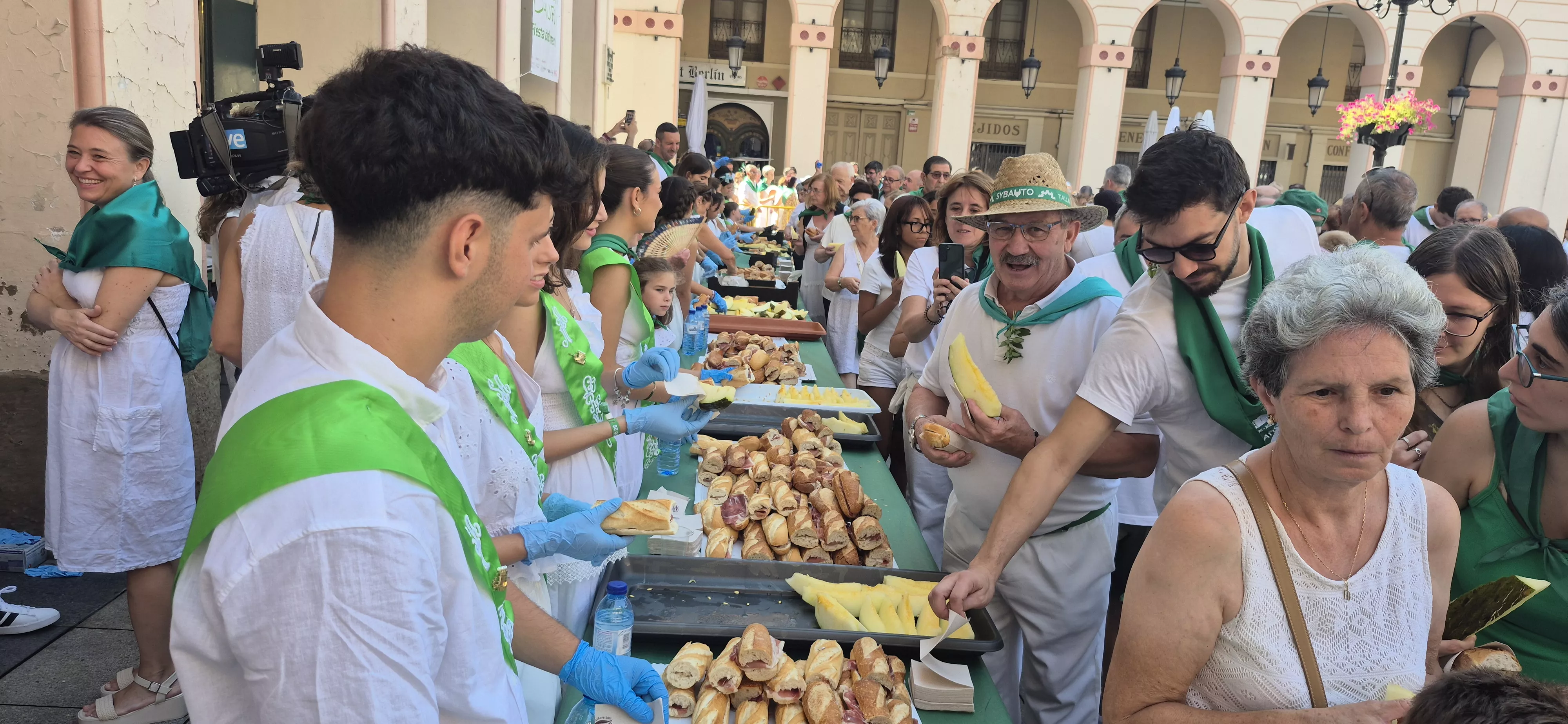 Reparto de jamón y melón en la Fiesta del Comercio. Foto Myriam Martínez