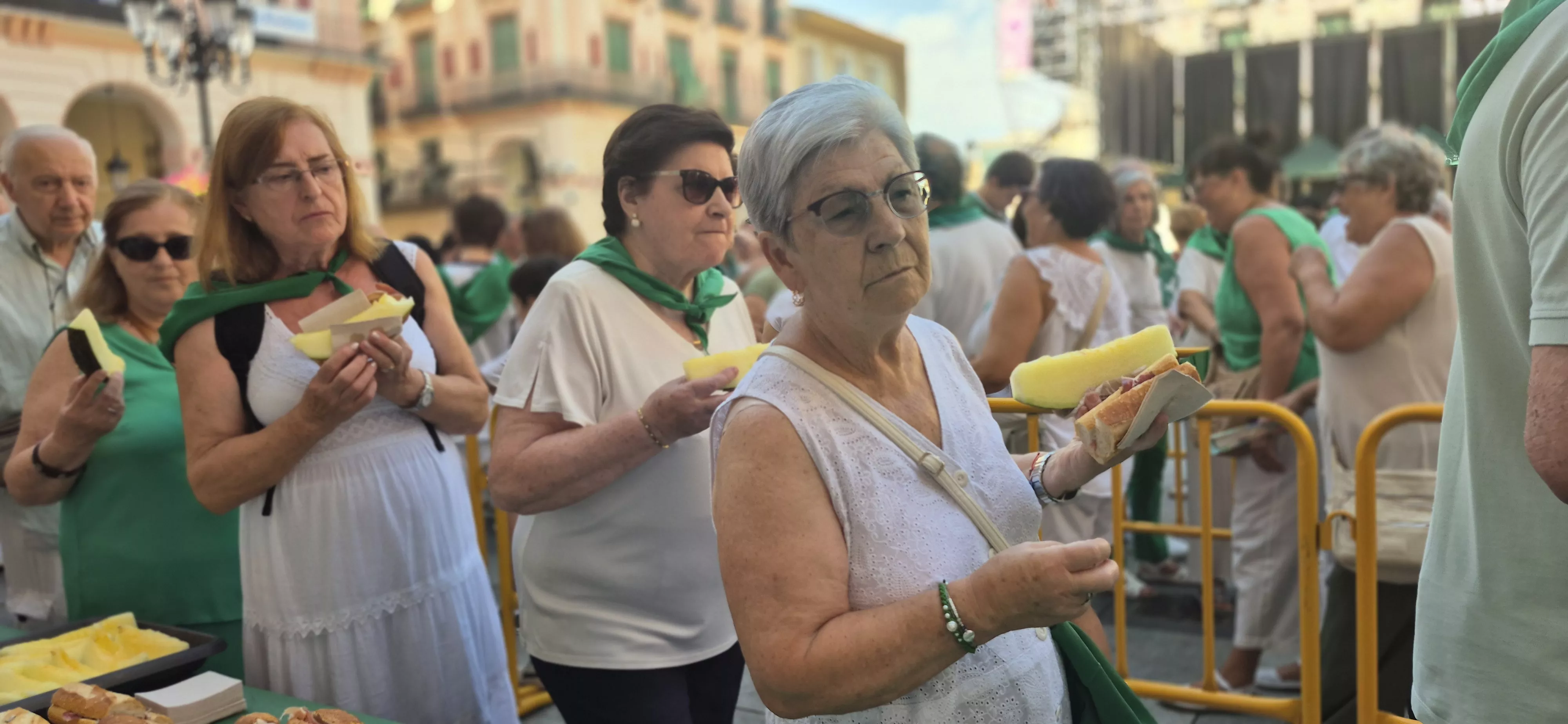 Reparto de jamón y melón en la Fiesta del Comercio. Foto Myriam Martínez