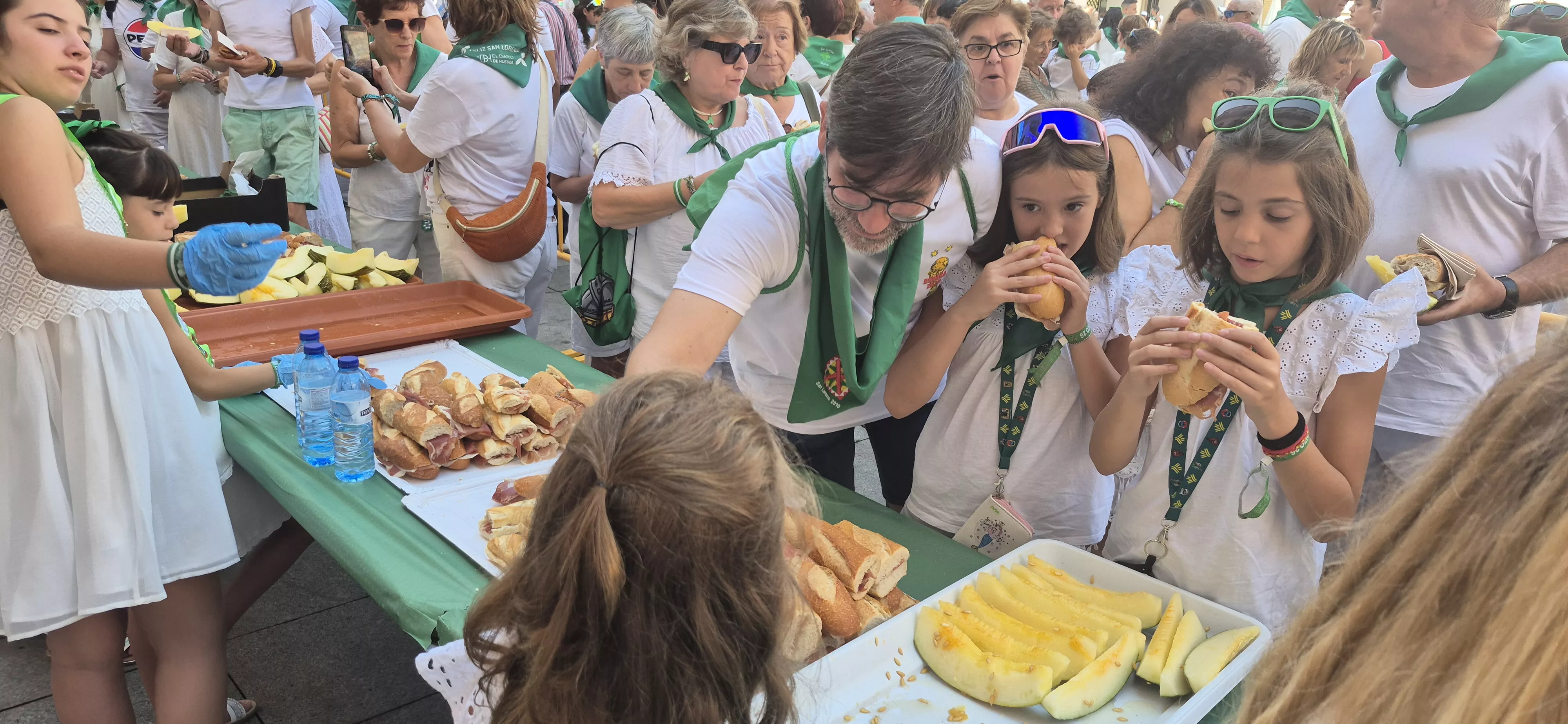 Reparto de jamón y melón en la Fiesta del Comercio. Foto Myriam Martínez