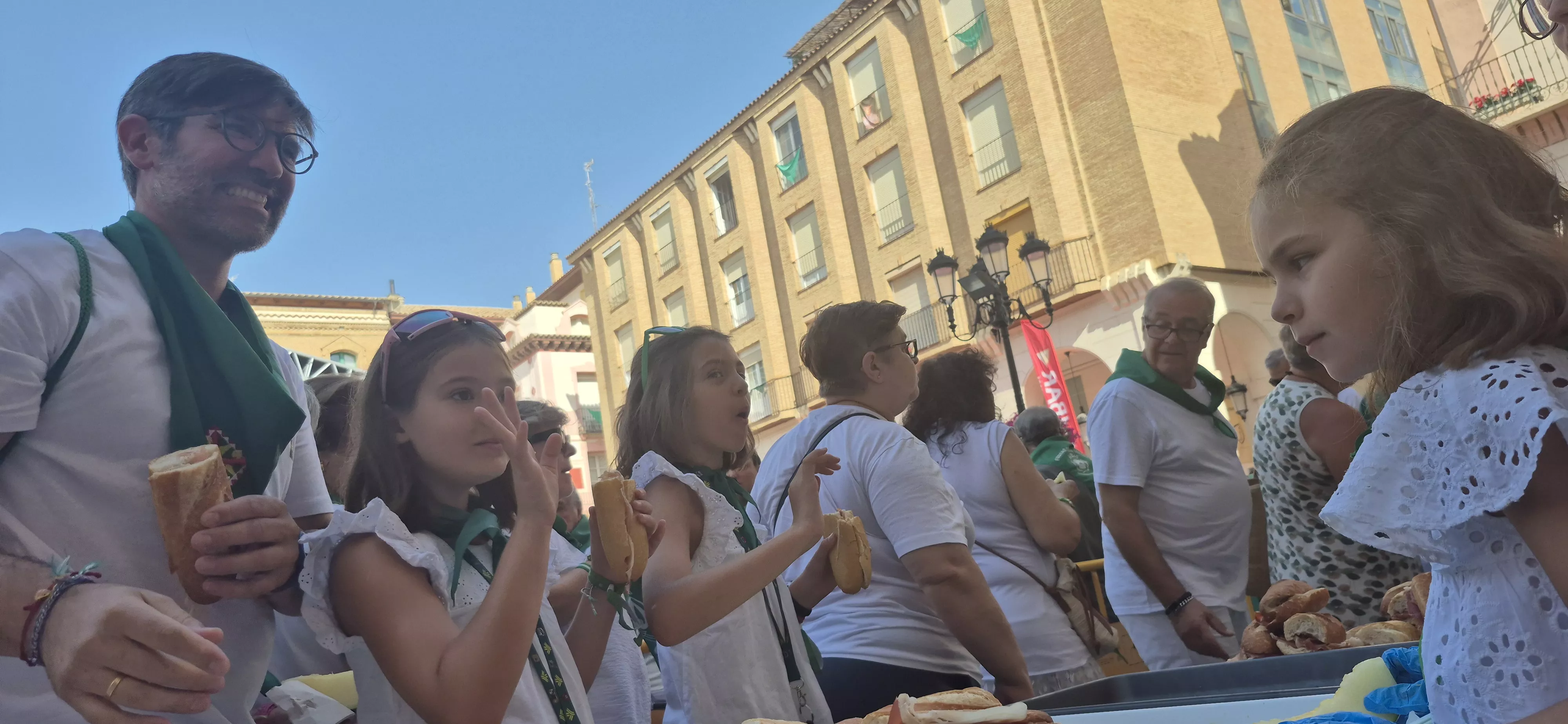 Reparto de jamón y melón en la Fiesta del Comercio. Foto Myriam Martínez