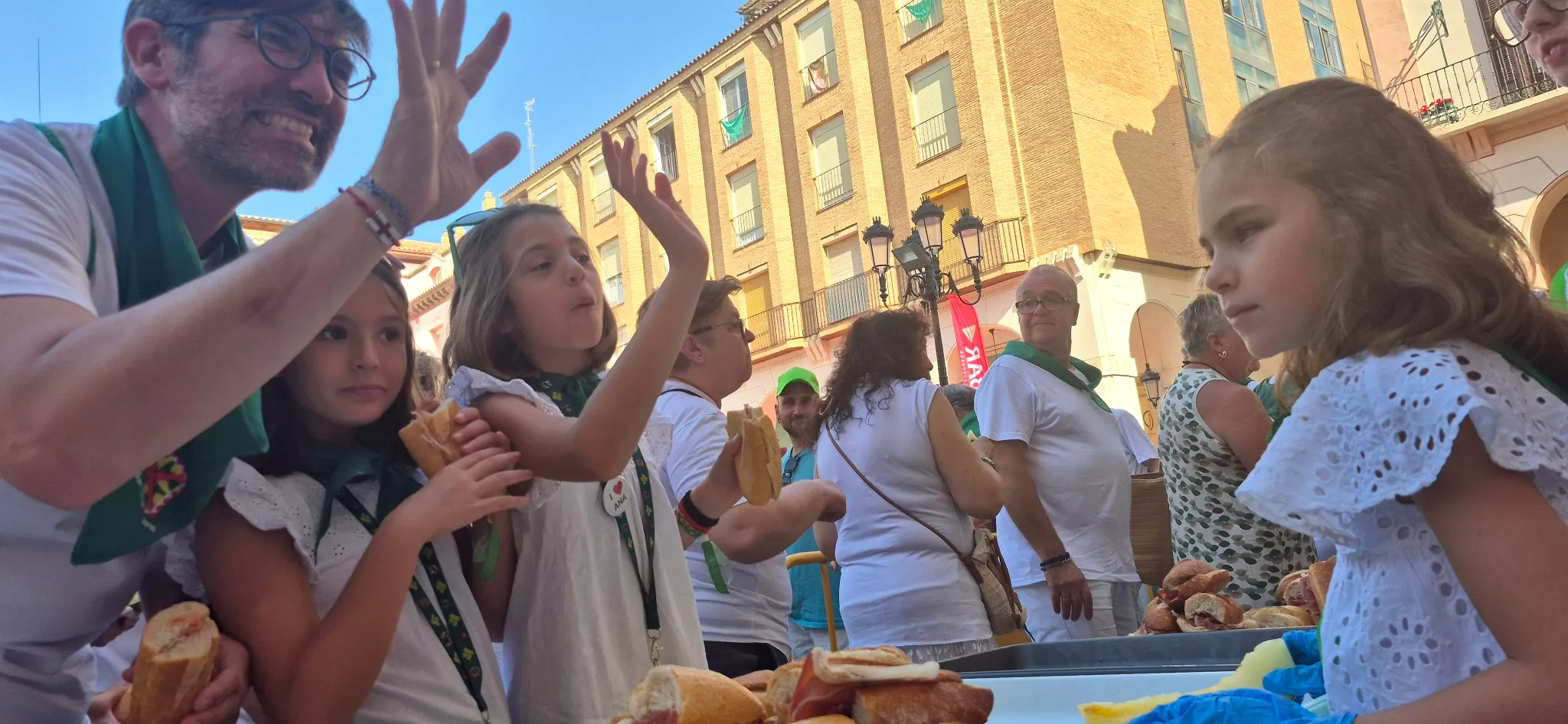 Reparto de jamón y melón en la Fiesta del Comercio. Foto Myriam Martínez