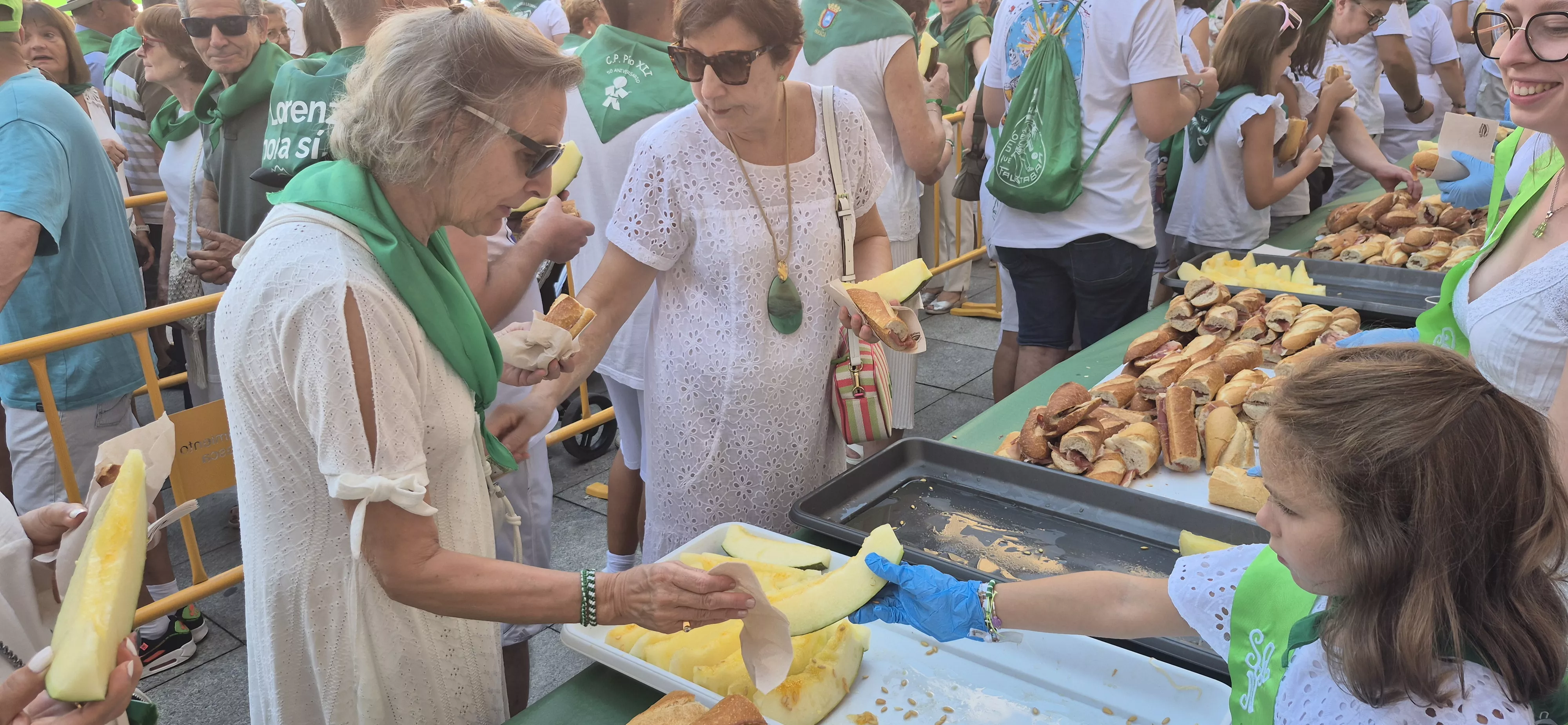Reparto de jamón y melón en la Fiesta del Comercio. Foto Myriam Martínez