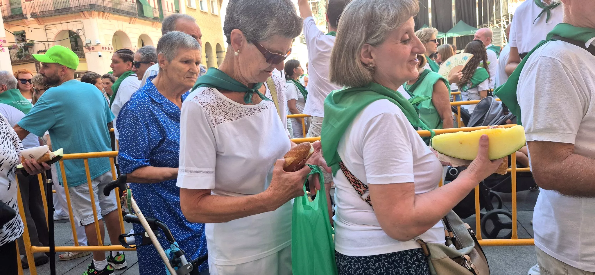 Reparto de jamón y melón en la Fiesta del Comercio. Foto Myriam Martínez