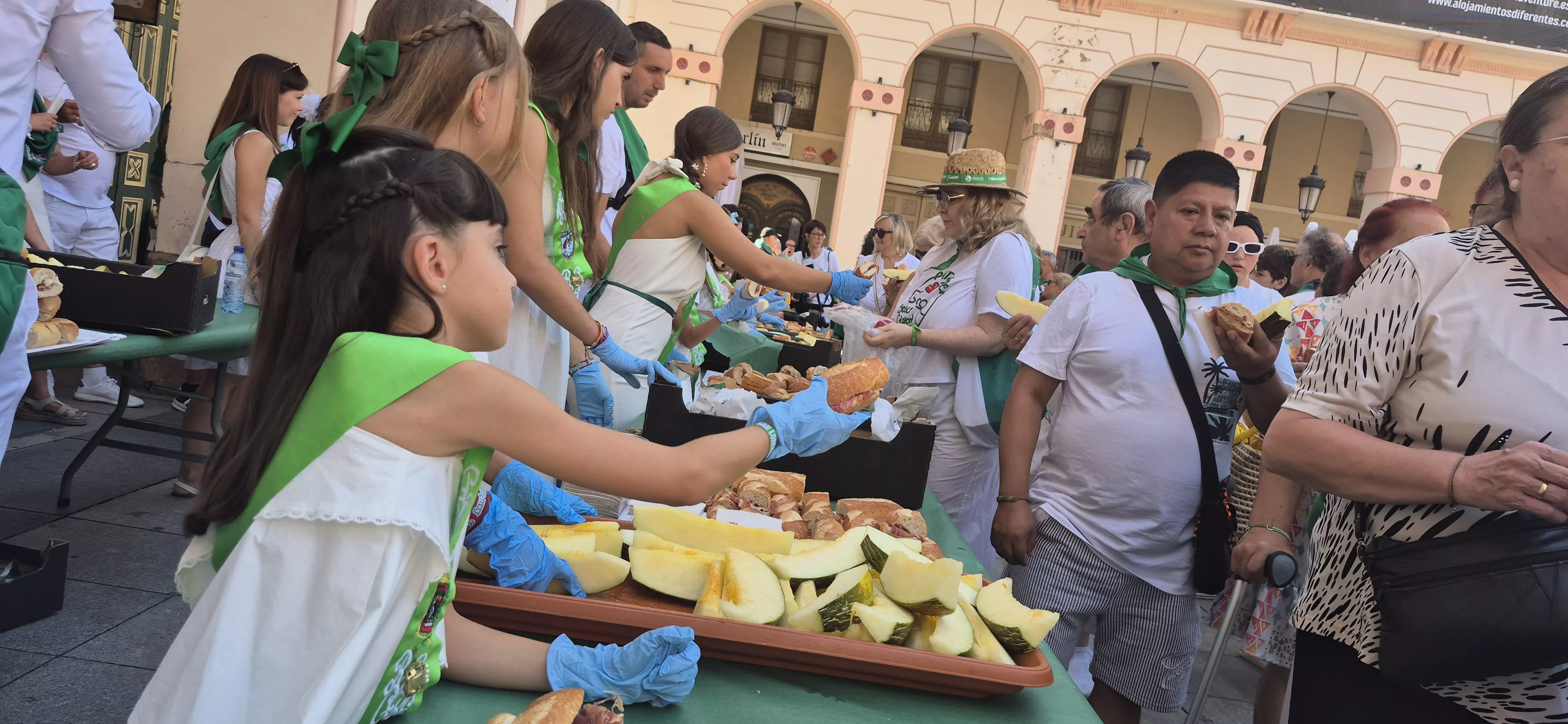 Reparto de jamón y melón en la Fiesta del Comercio. Foto Myriam Martínez