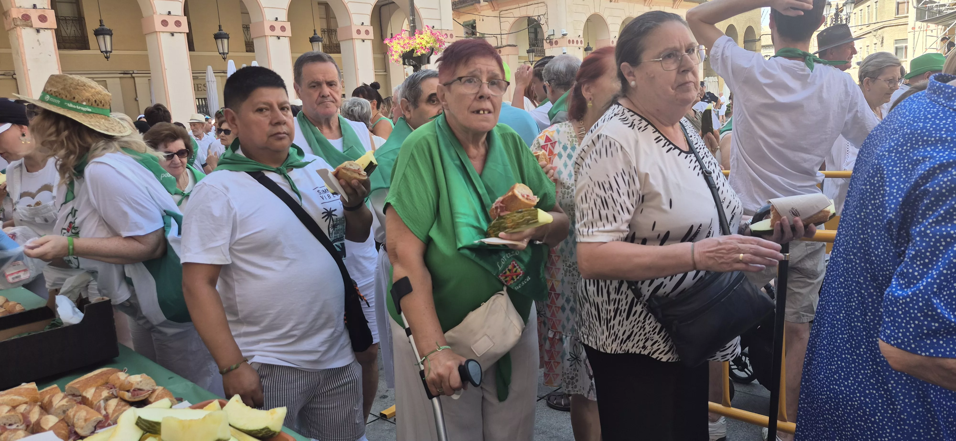Reparto de jamón y melón en la Fiesta del Comercio. Foto Myriam Martínez