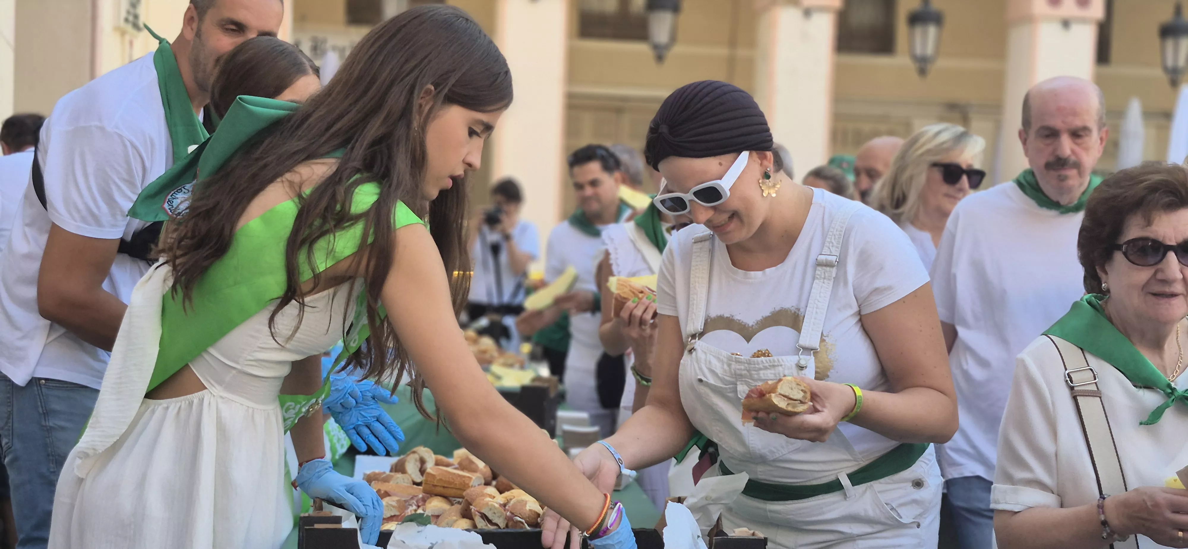 Reparto de jamón y melón en la Fiesta del Comercio. Foto Myriam Martínez