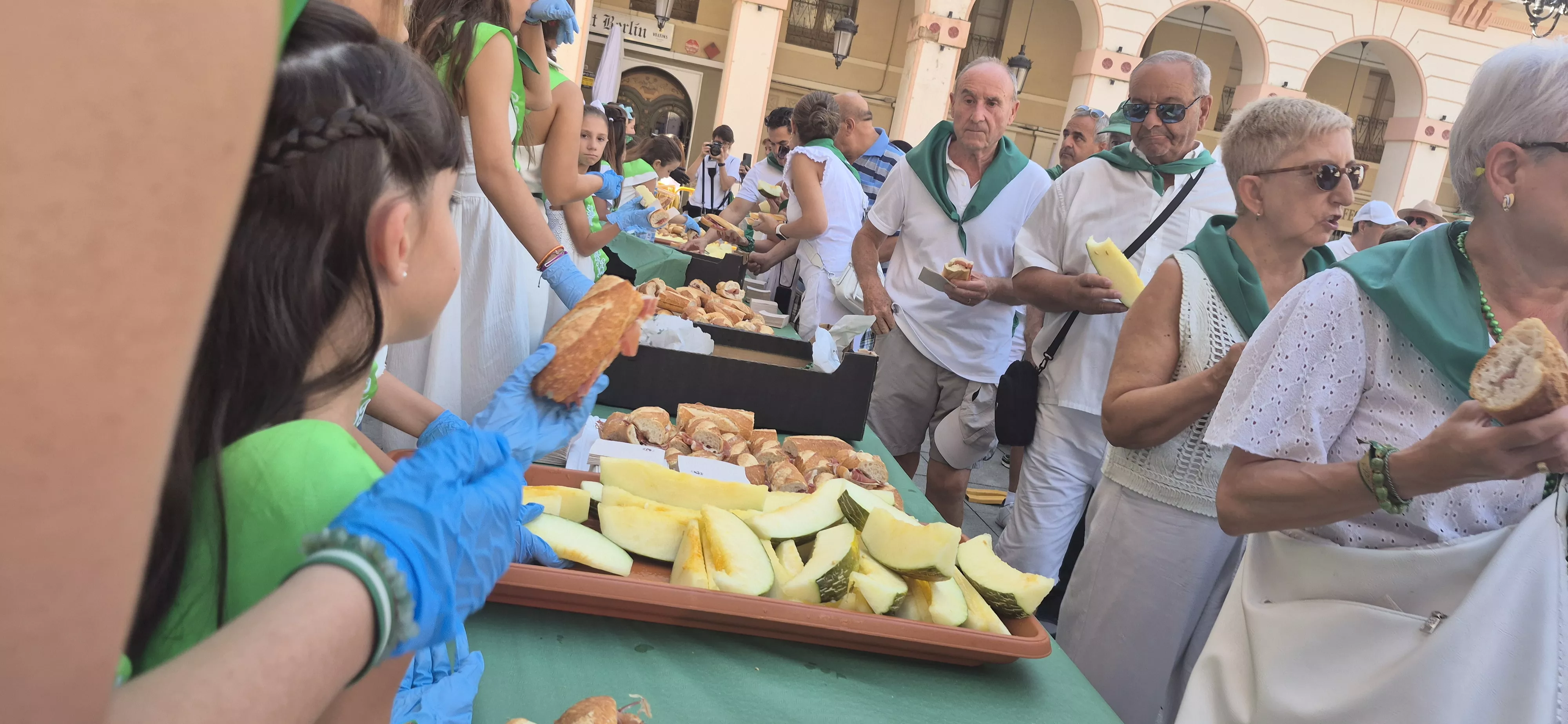 Reparto de jamón y melón en la Fiesta del Comercio. Foto Myriam Martínez