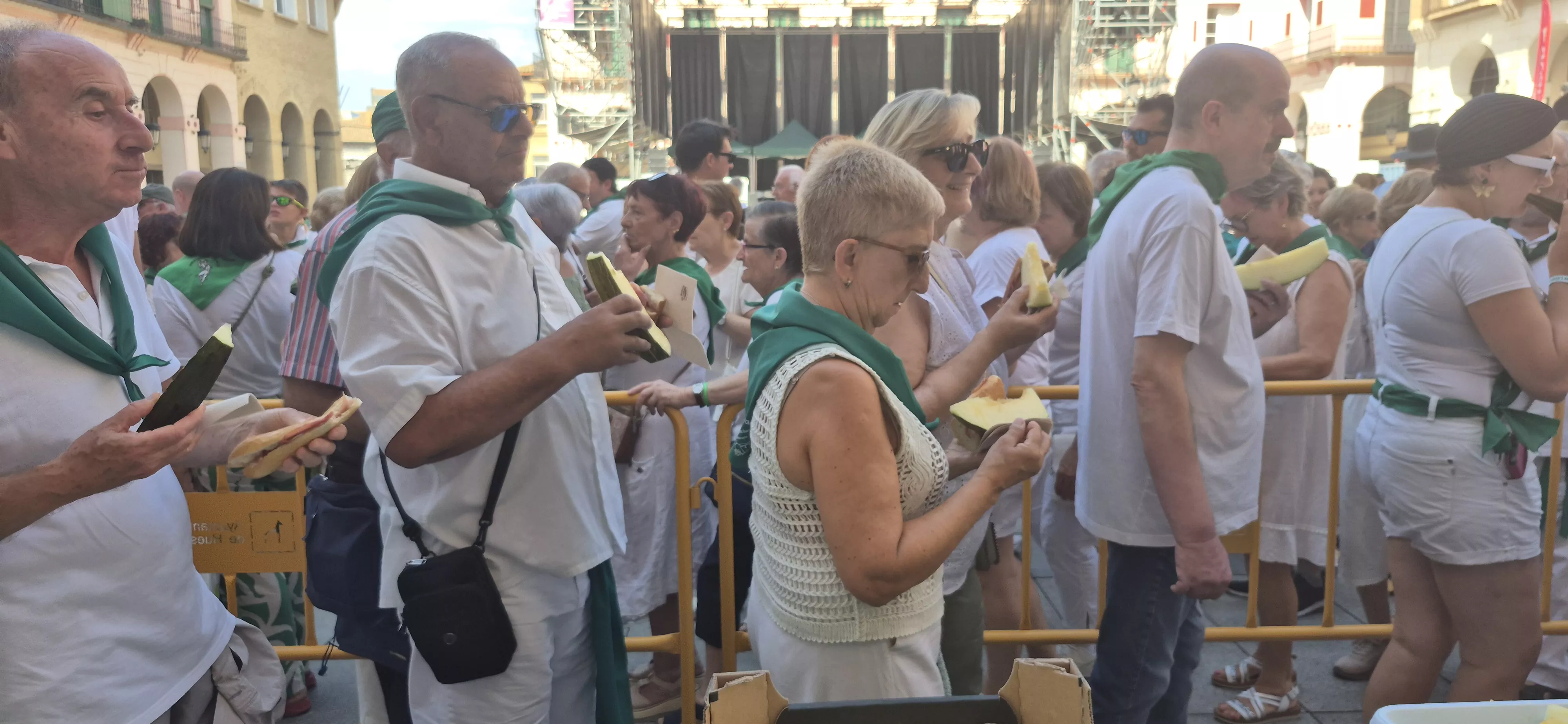 Reparto de jamón y melón en la Fiesta del Comercio. Foto Myriam Martínez