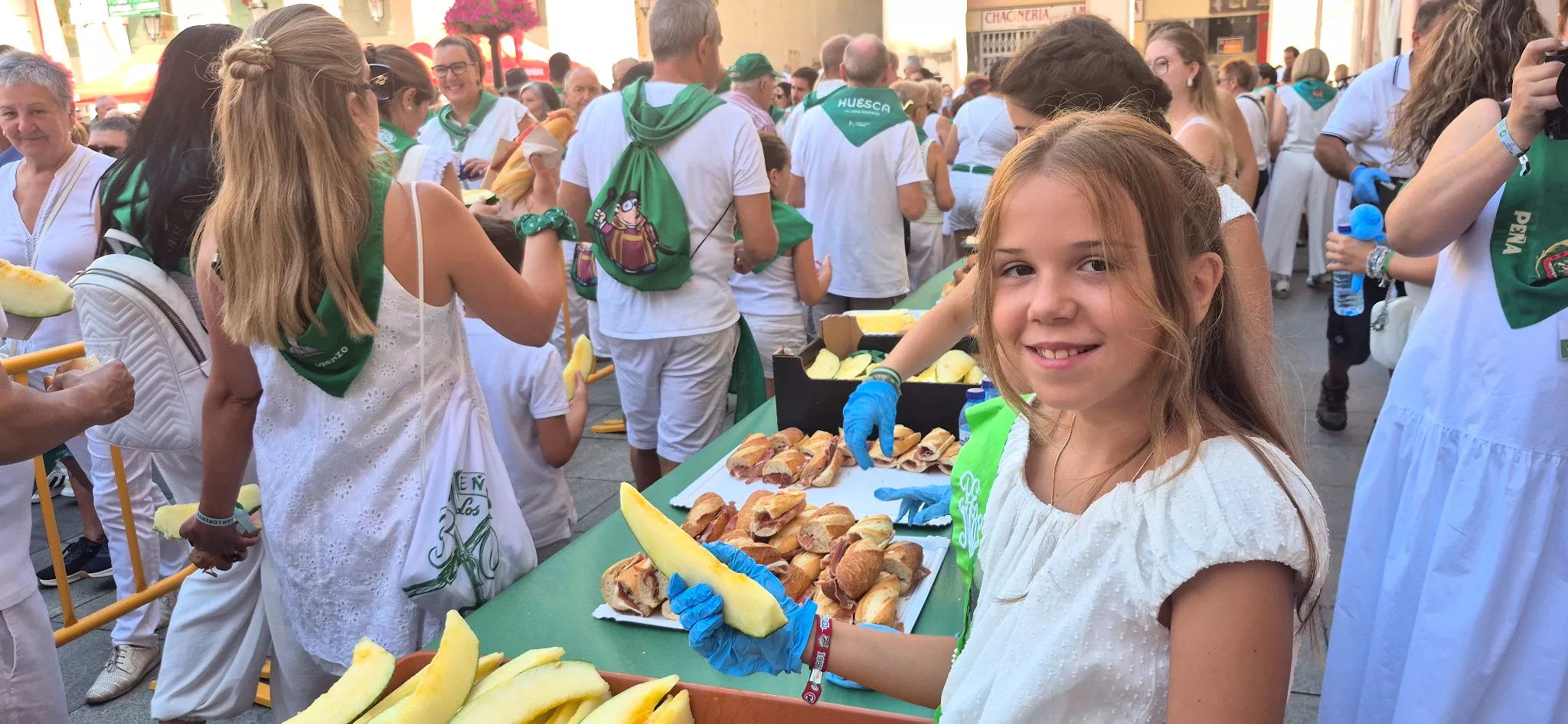 Reparto de jamón y melón en la Fiesta del Comercio. Foto Myriam Martínez