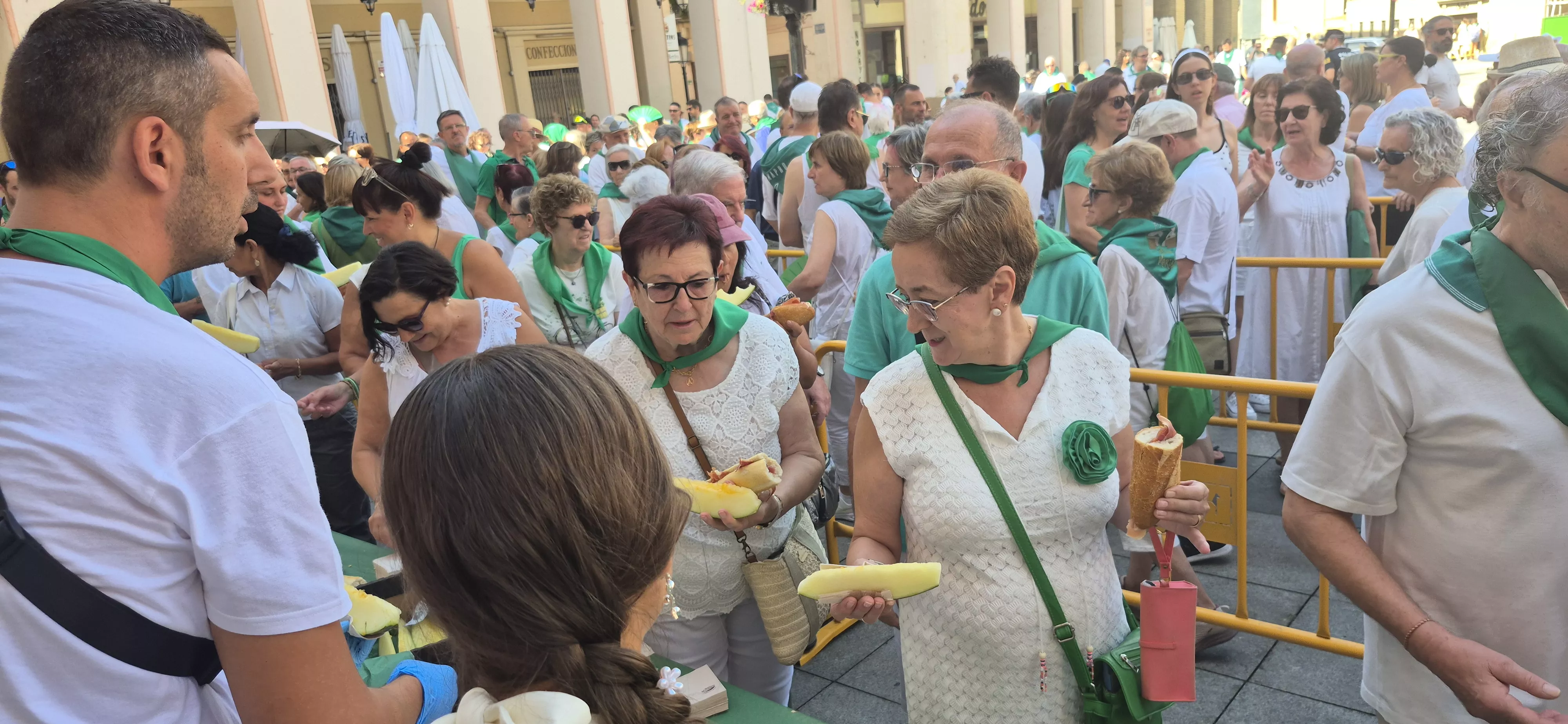 Reparto de jamón y melón en la Fiesta del Comercio. Foto Myriam Martínez