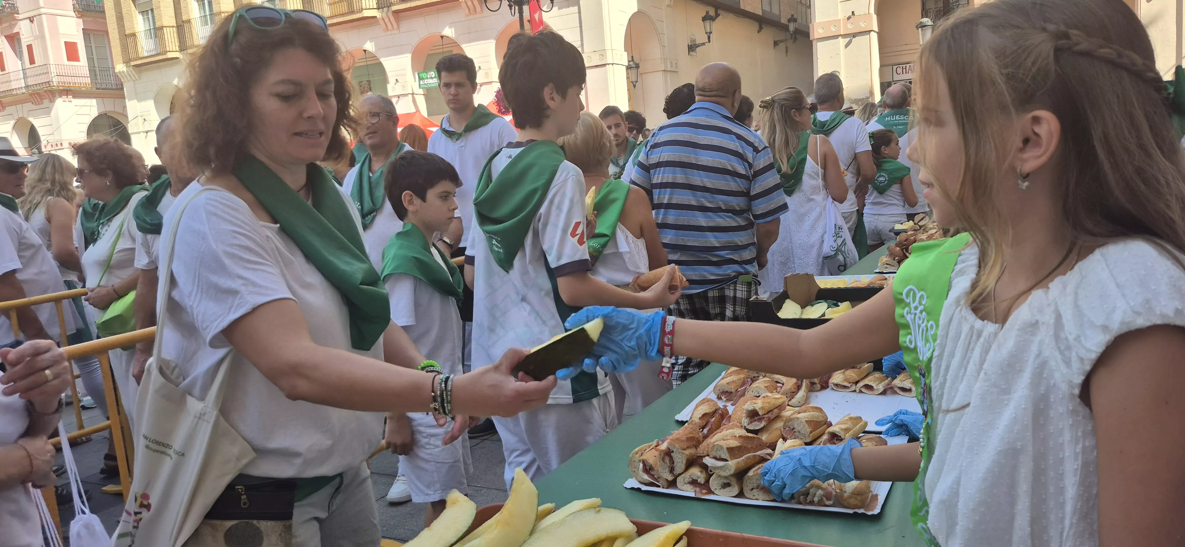 Reparto de jamón y melón en la Fiesta del Comercio. Foto Myriam Martínez
