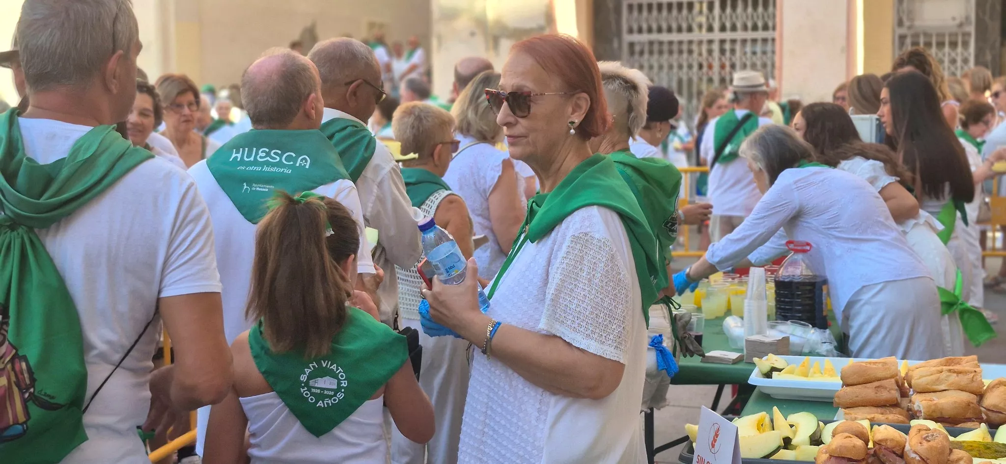 Reparto de jamón y melón en la Fiesta del Comercio. Foto Myriam Martínez