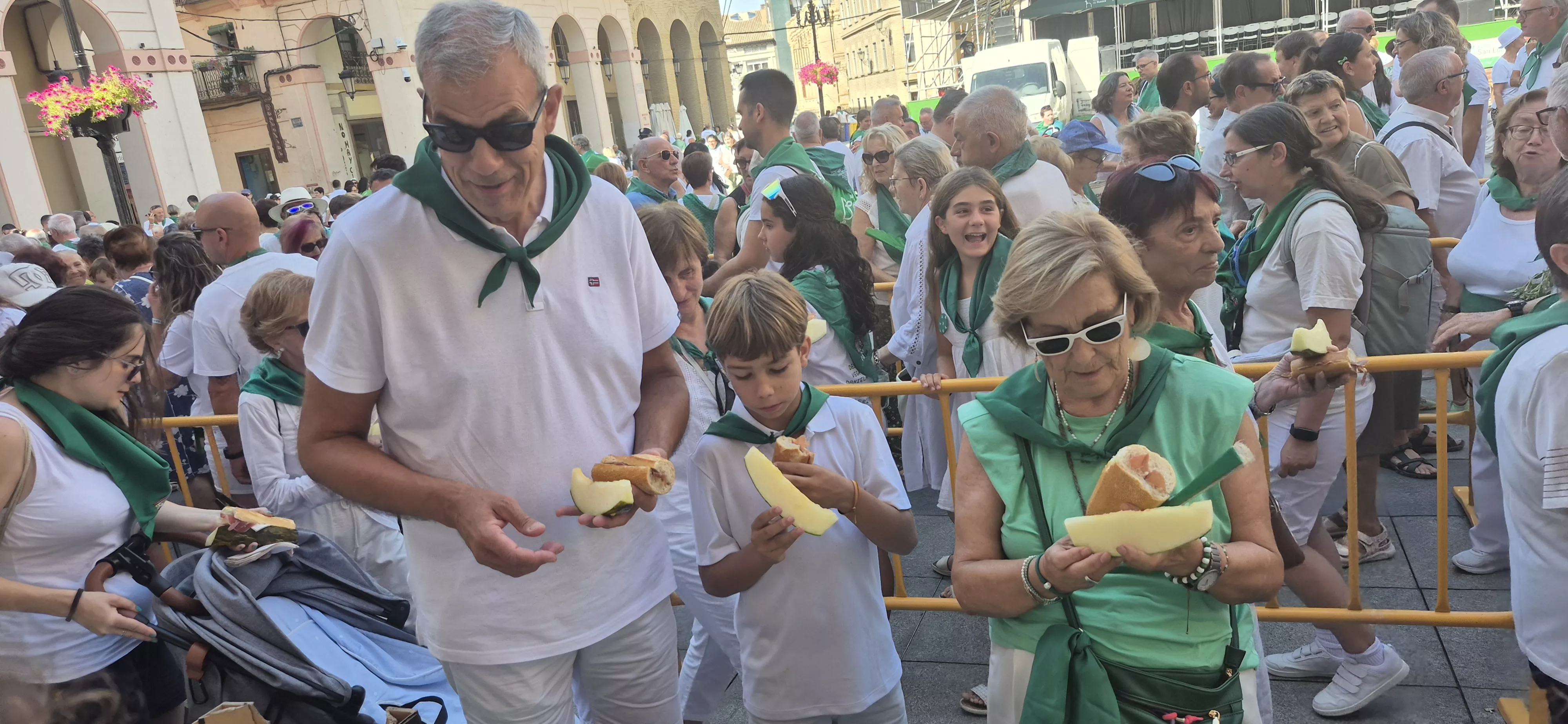 Reparto de jamón y melón en la Fiesta del Comercio. Foto Myriam Martínez