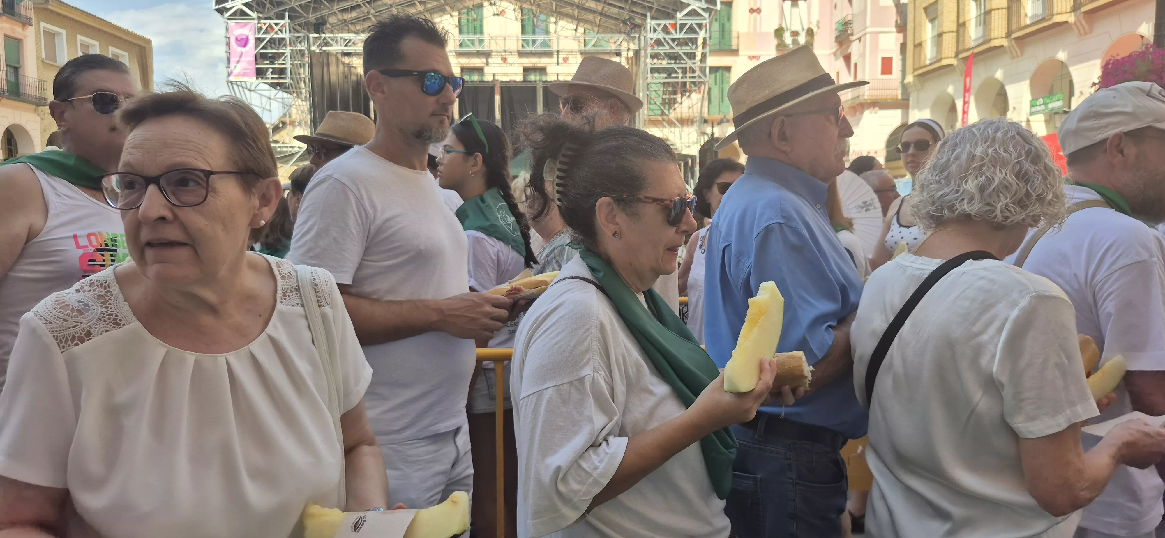Reparto de jamón y melón en la Fiesta del Comercio. Foto Myriam Martínez