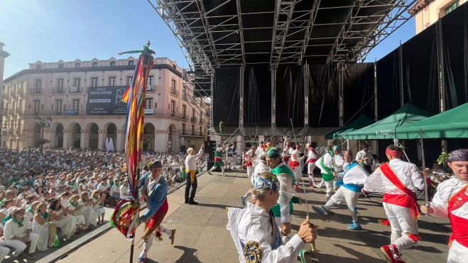 Actuación de los danzantes con la Banda de Música de Huesca. Foto Mercedes Manterola Actuación de los danzantes con la Banda de Música de Huesca. Foto Mercedes Manterola