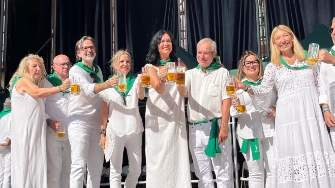 Brindis tras la apertura del barril conmemorativo de la cerveza de San Lorenzo. Foto Mercedes Manterola Brindis tras la apertura del barril conmemorativo de la cerveza de San Lorenzo. Foto Mercedes Manterola