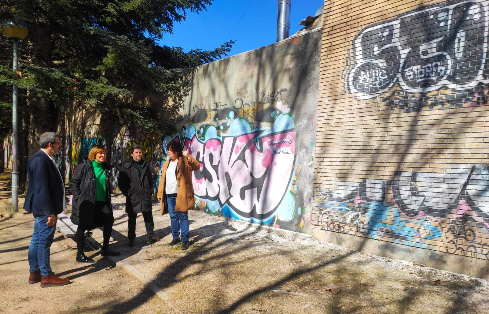 El Ayuntamiento limpia la zona del skatepark de grafitis para el proyecto de la Escuela de Arte de Huesca.