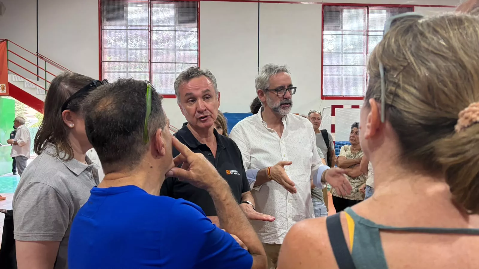 El consejero Luis Biendicho y la directora general Ana Oliván en el polideportivo Monte Oroel de Jaca.