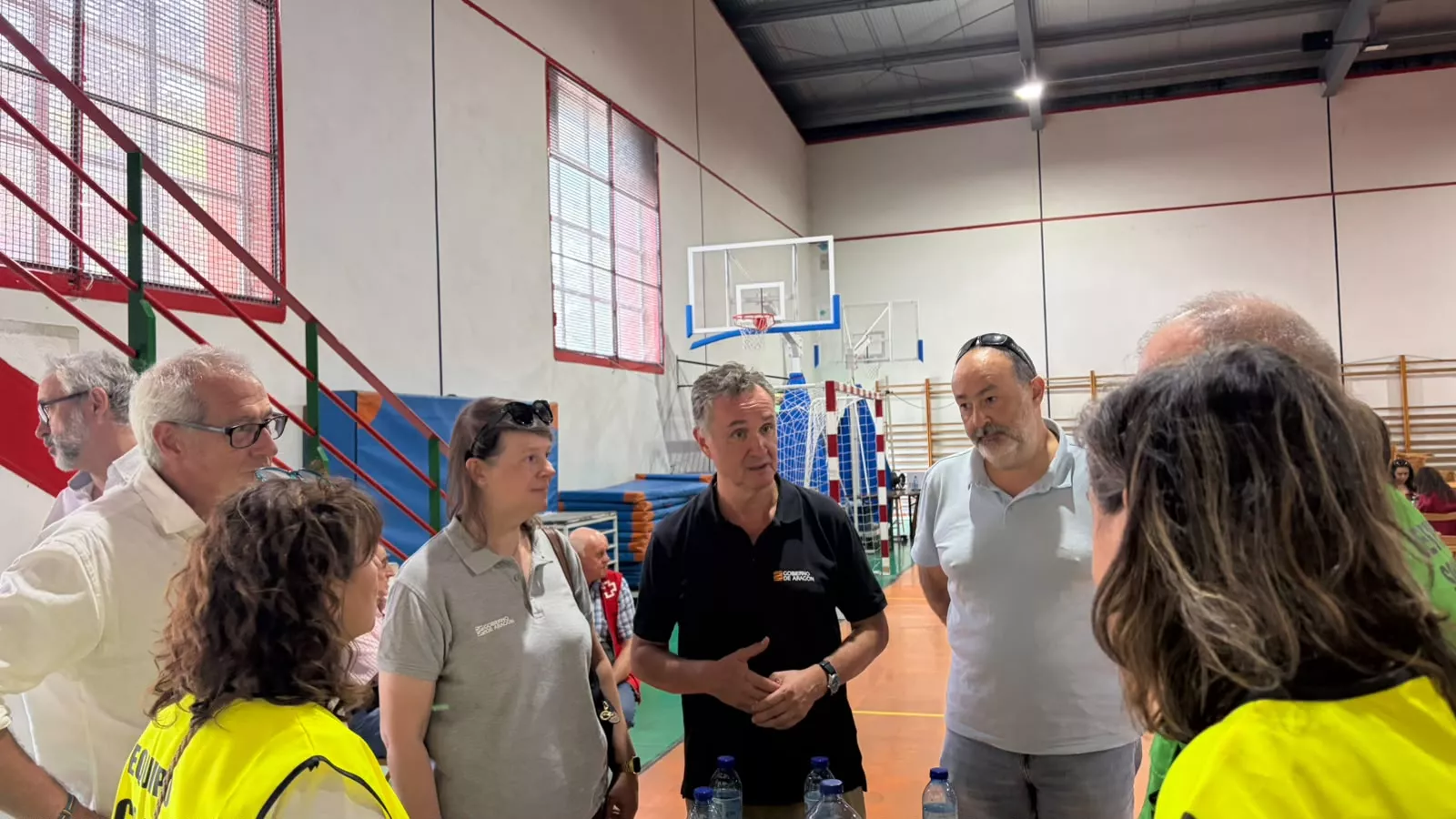 El consejero Luis Biendicho y la directora general Ana Oliván en el polideportivo Monte Oroel de Jaca.