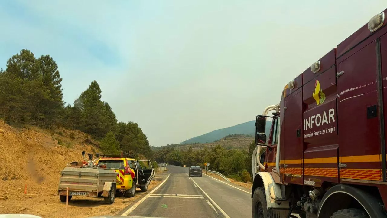 Trabajos contra el avance del fuego en la A-132.