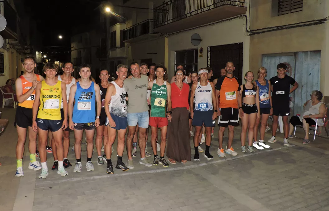 Participantes con autoridades en la salida