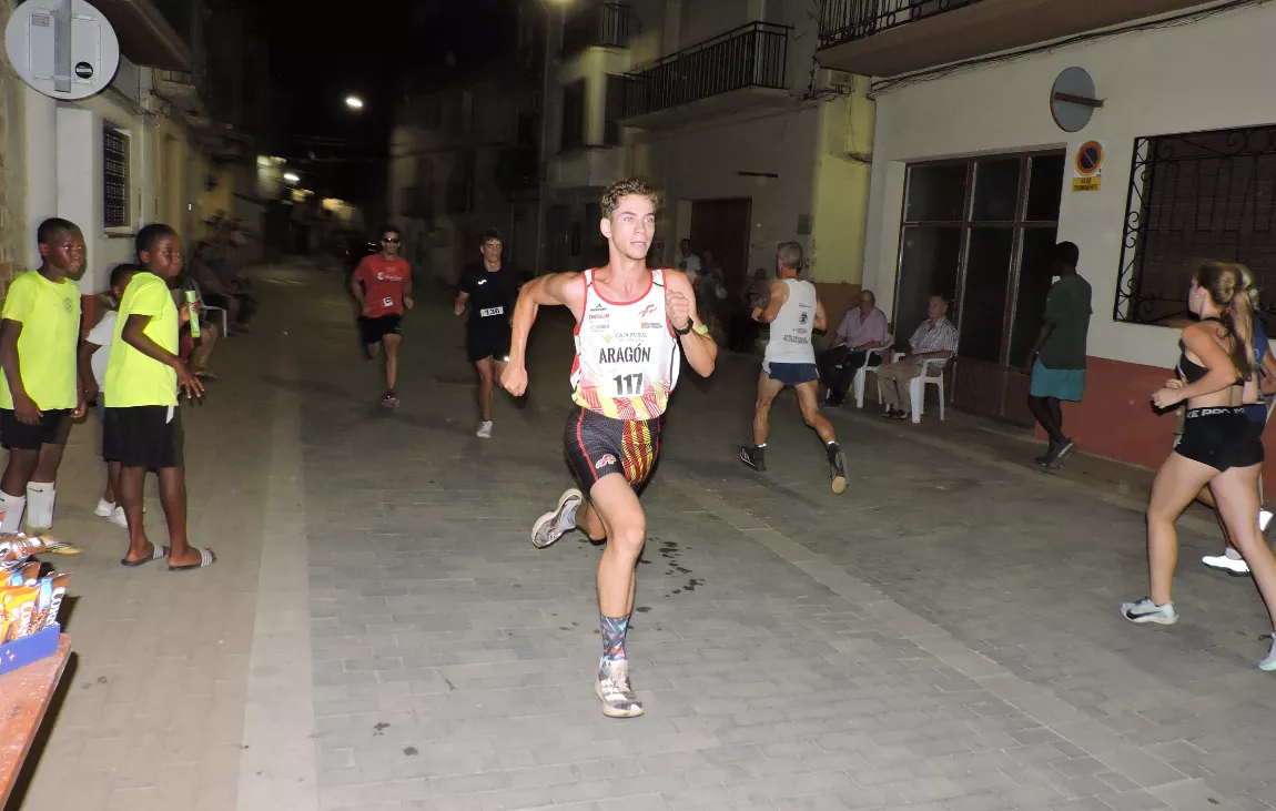 Jonatan Segurana, de Alcañiz, disputando una prima