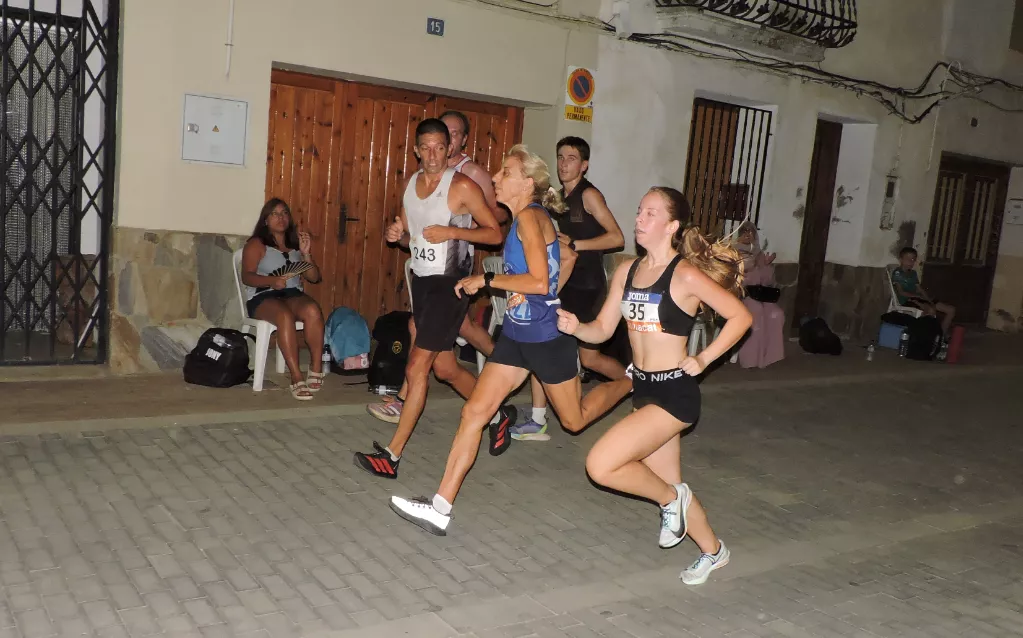 Laura Rosell y Judith Pérez luchando por una prima
